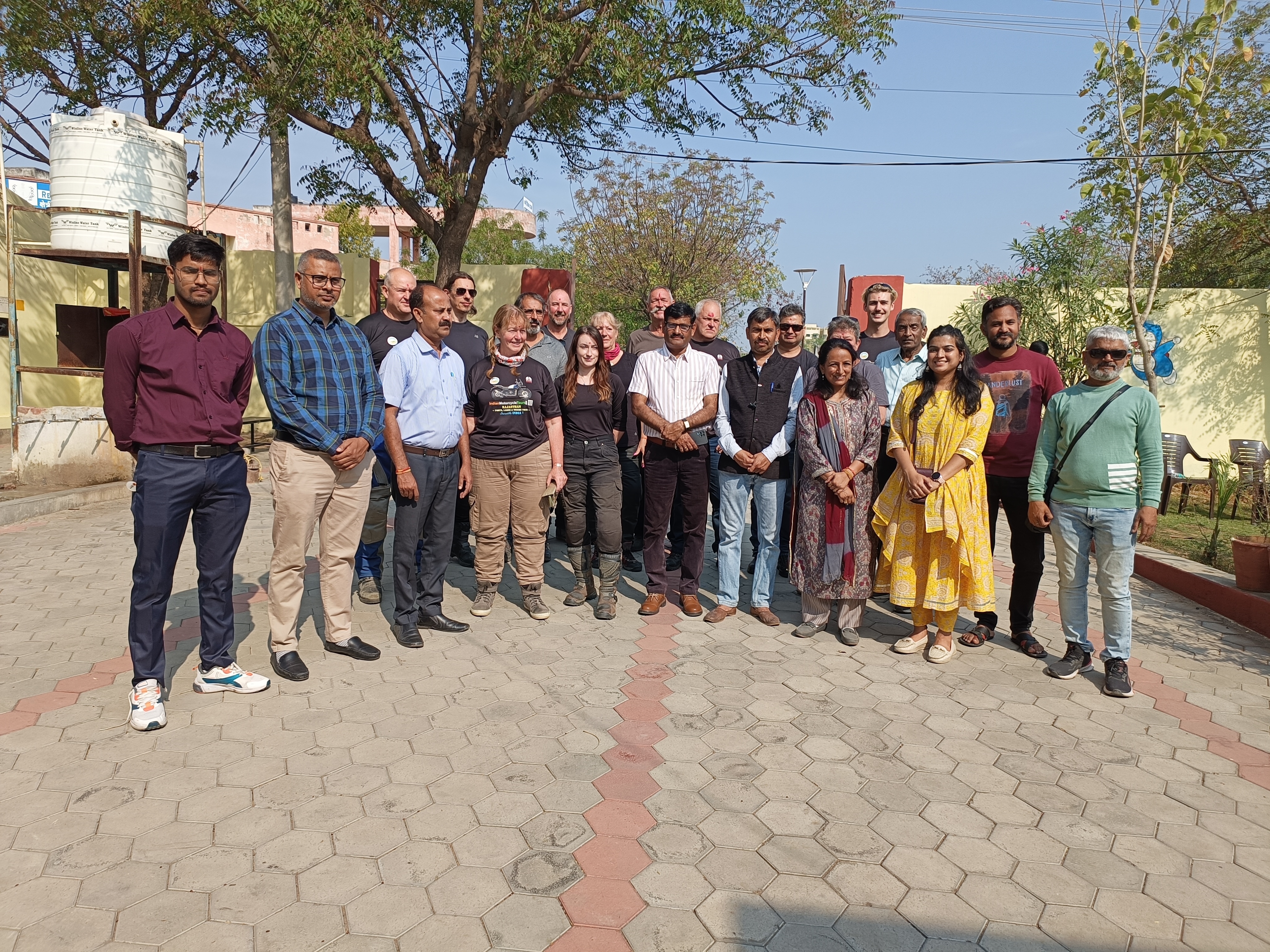 किशोर बाल गृह में निःशुल्क ट्रैक सूट, टी-शर्ट, लोअर,चप्पल, व स्टेशनरी का वितरण किया गया”