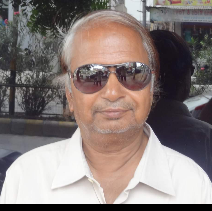अंग्रेजी अखबार रॉयल हरबिंगर के संपादक  वीरेंद्र श्रीवास्तव को जन्मदिन पर बधाई दे रहे हैं शुभचिंतक