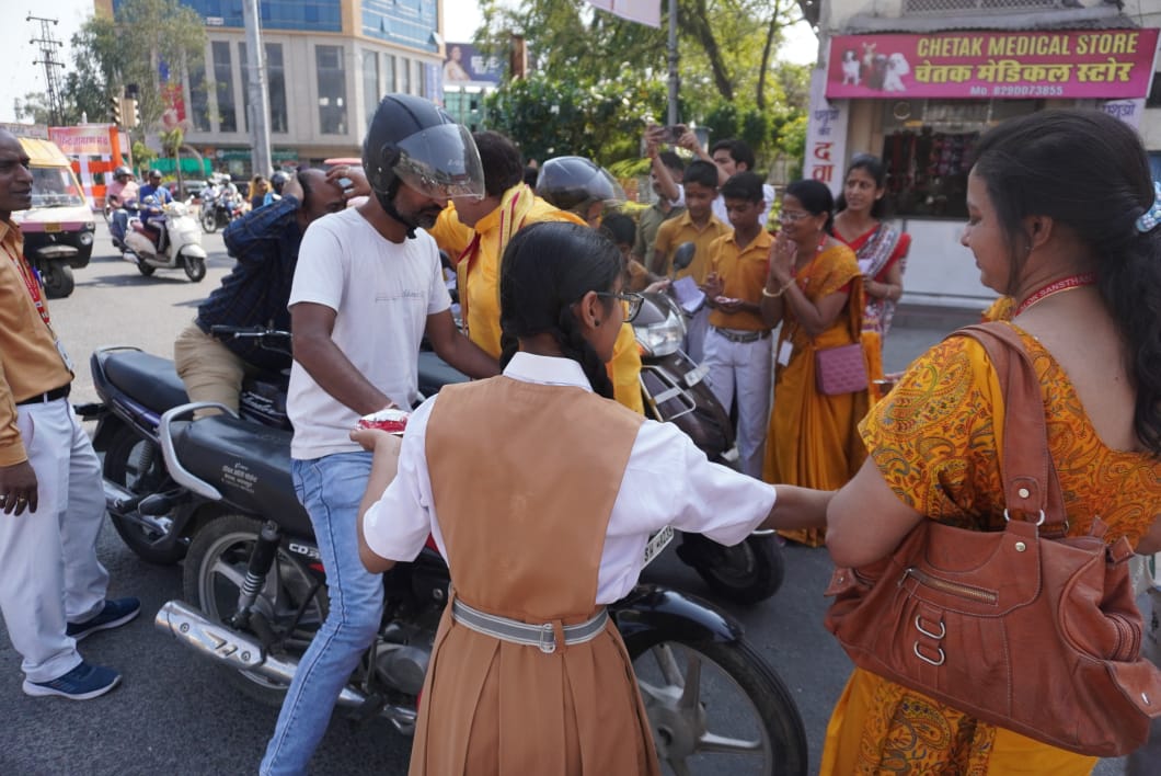 आलोक संस्थान के छात्र-छात्राओं ने तिलक लगाकर, नीम की कोपलें, मिश्री खिलाकर दी नव सम्वत्सर की शुभकामनाएं