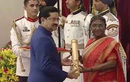 उदृाोगपति कुमार मंगलम बिरला को पद्म पुरस्कार प्रदान किया गया