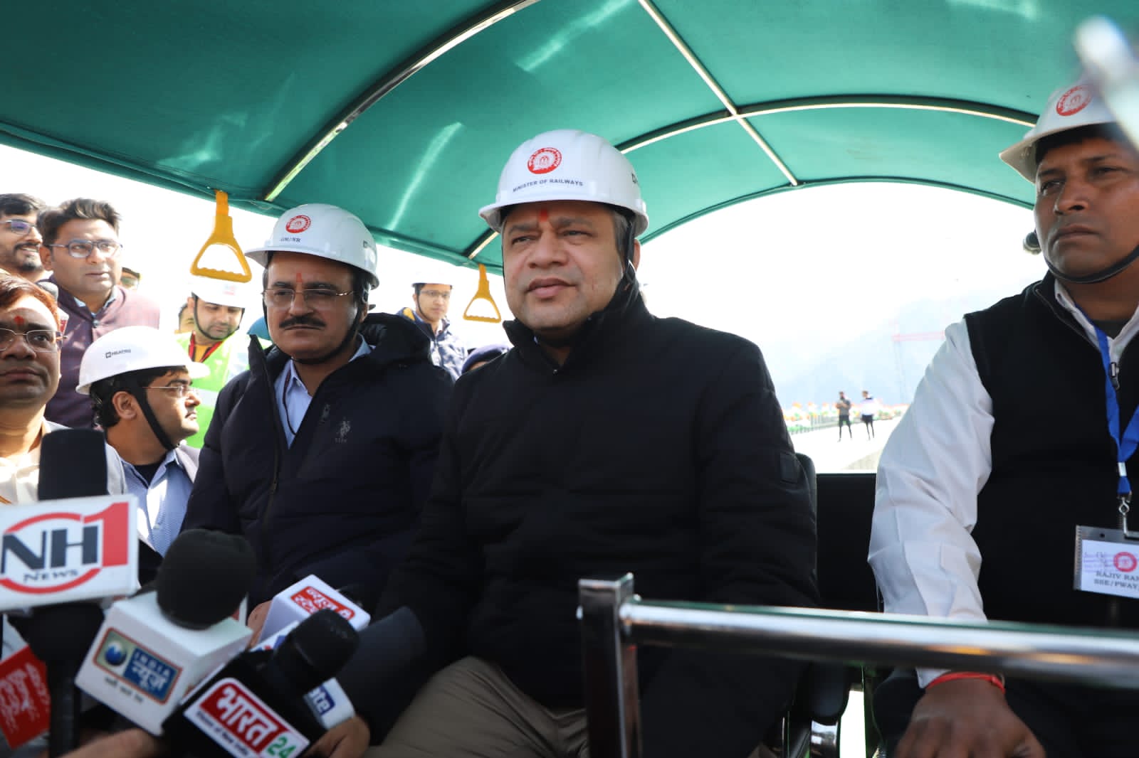रेलमंत्री अश्विनी वैष्णव ने कश्मीर घाटी में चेनाब ब्रिज तथा सुरंगों का ट्रॉली से निरीक्षण किया