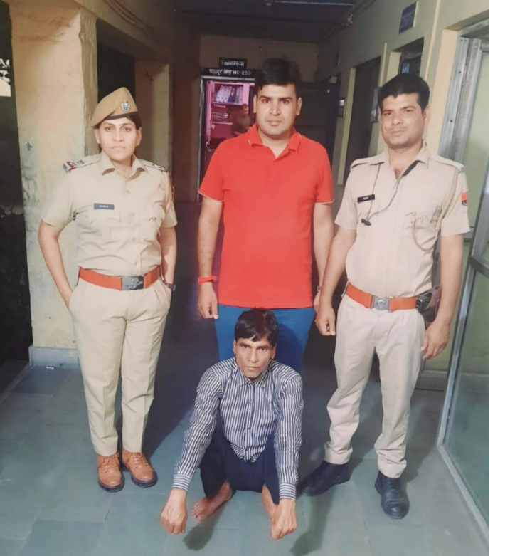 CI Manoj Singh Sikarwal's team arrested a smack smuggler.