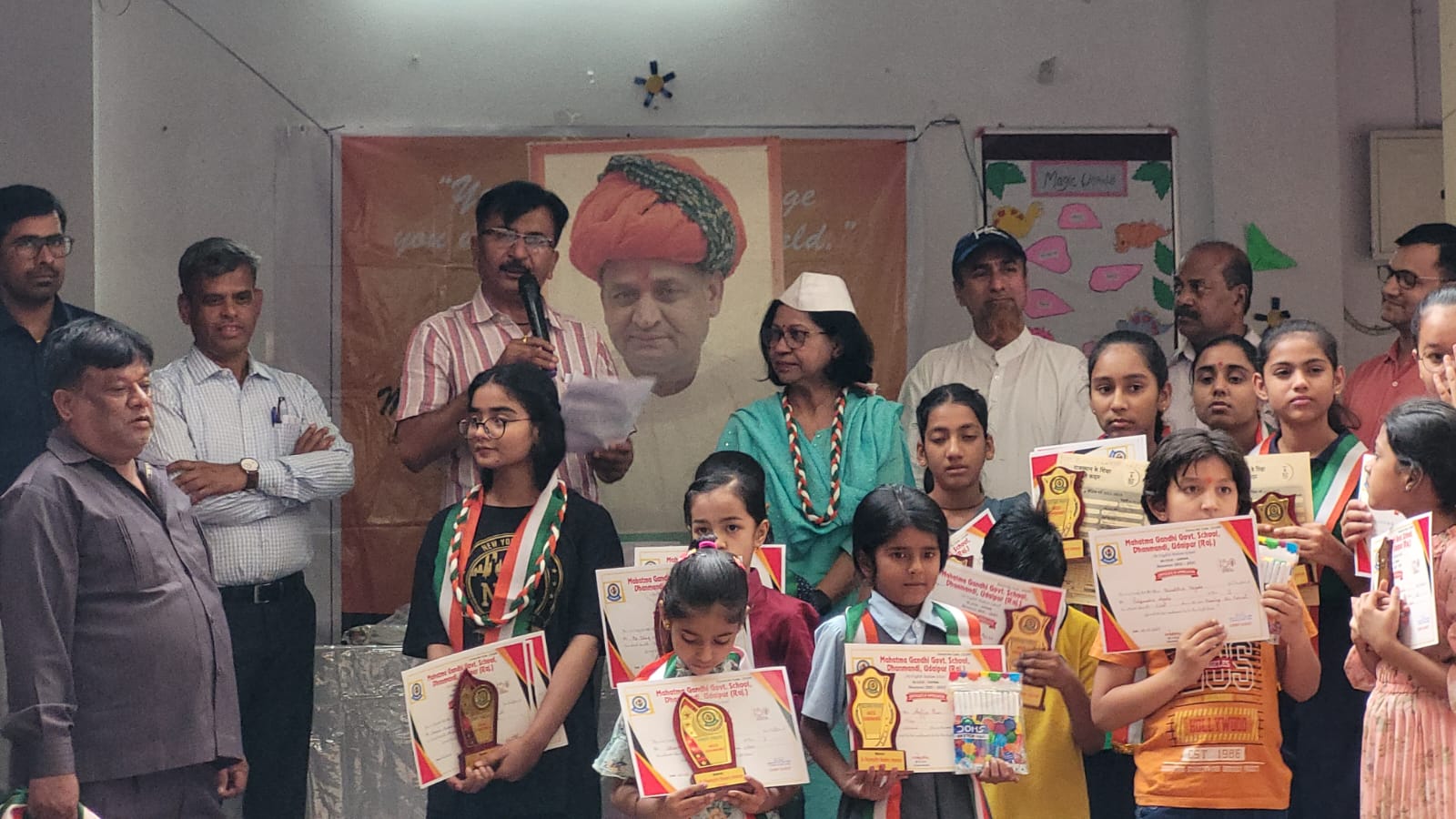 सूत की माला, तिरंगा उपरणा पहनाकर उनको प्रशस्ति पत्र