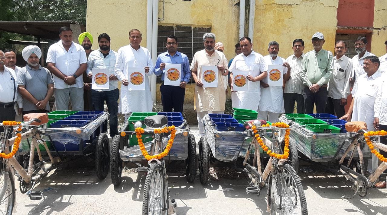 ठोस कचरा प्रबन्धन हेतु साईकिल रिक्शा वितरण समारोह आयोजित