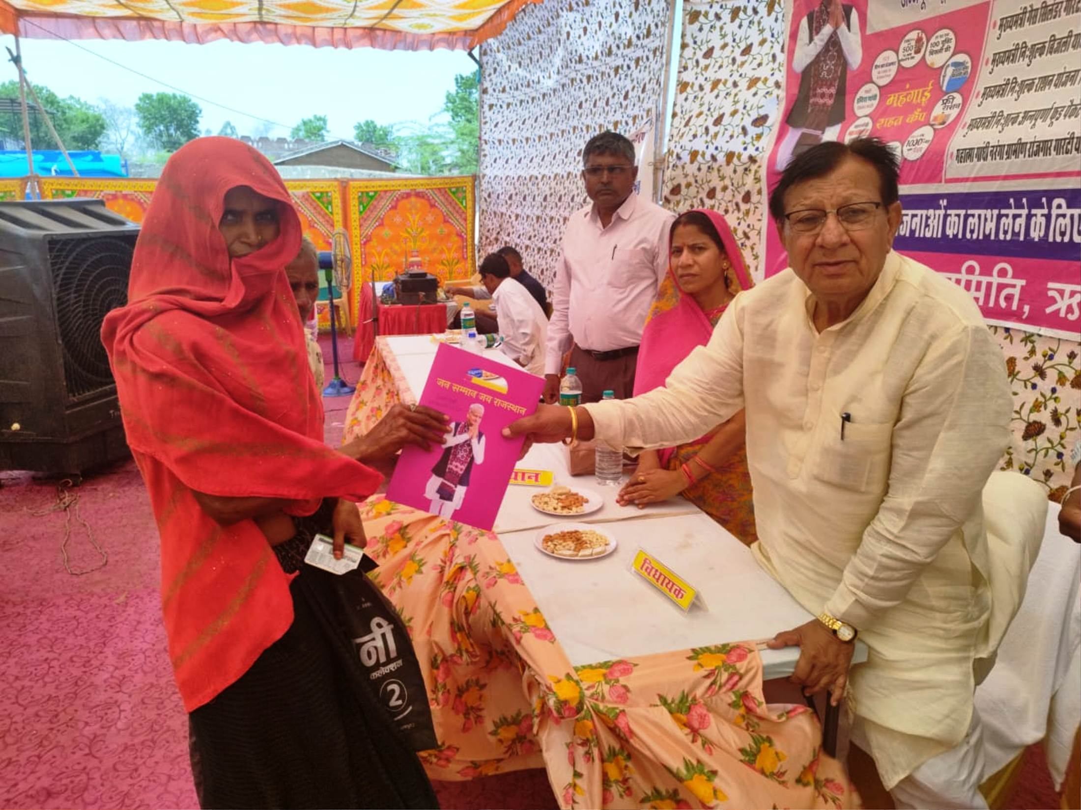 विधायक परमार ने कानुवाड़ा एवं माण्डवा कैम्प में बांटे मुख्यमंत्री गारंटी कार्ड