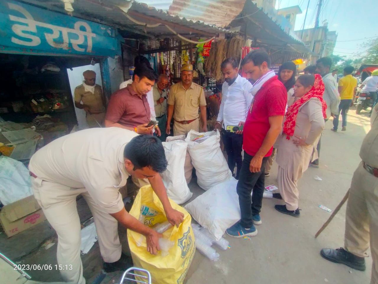 कार्यवाहक अतिरिक्त आयुक्त  डागा  के निर्देश पर बड़ी मात्रा में पॉलीथिन कैरी बैग बरामद  