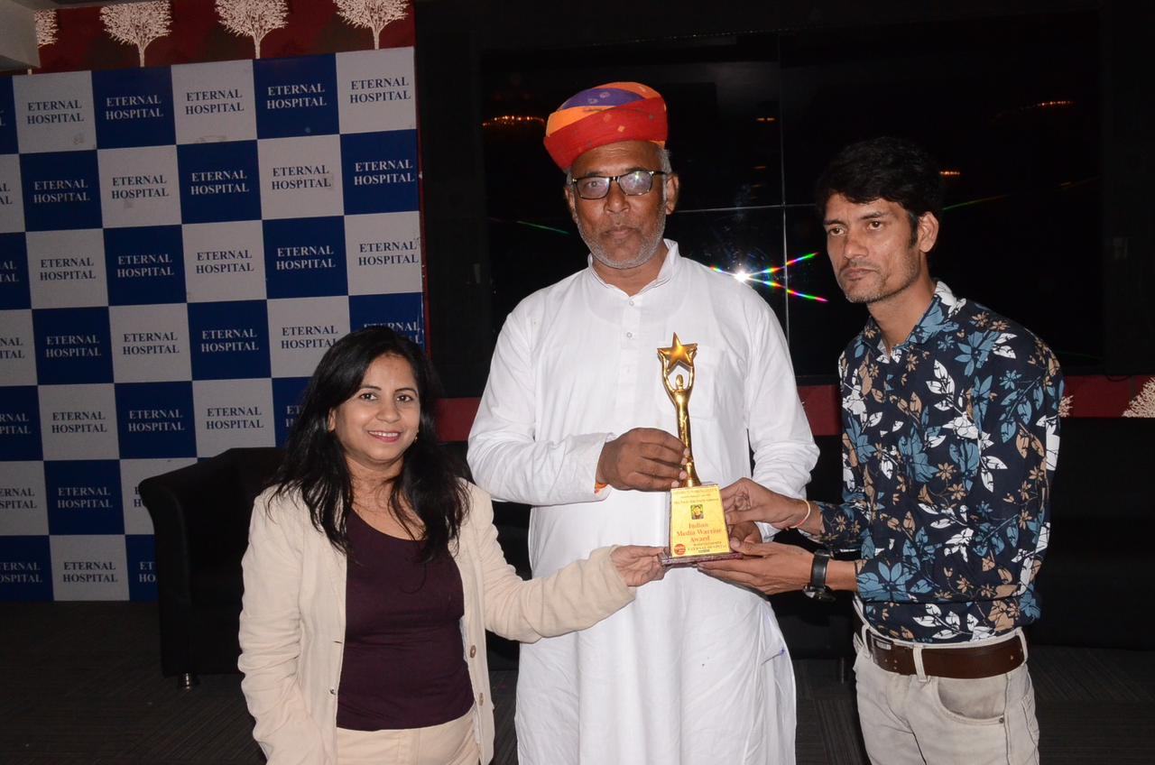 Udaipur's young journalist Sunil Pandit received the first Indian Media Warriors Award in Pinkcity