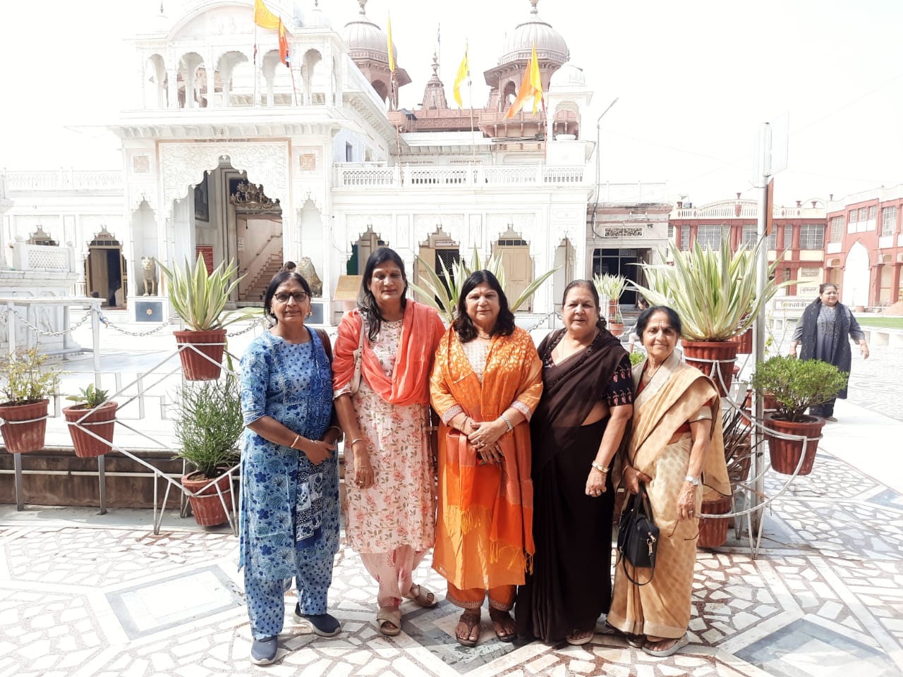 इनरव्हील दल डिस्ट्रिक्ट कॉन्फ्रेंस जयपुर के लिए रवाना