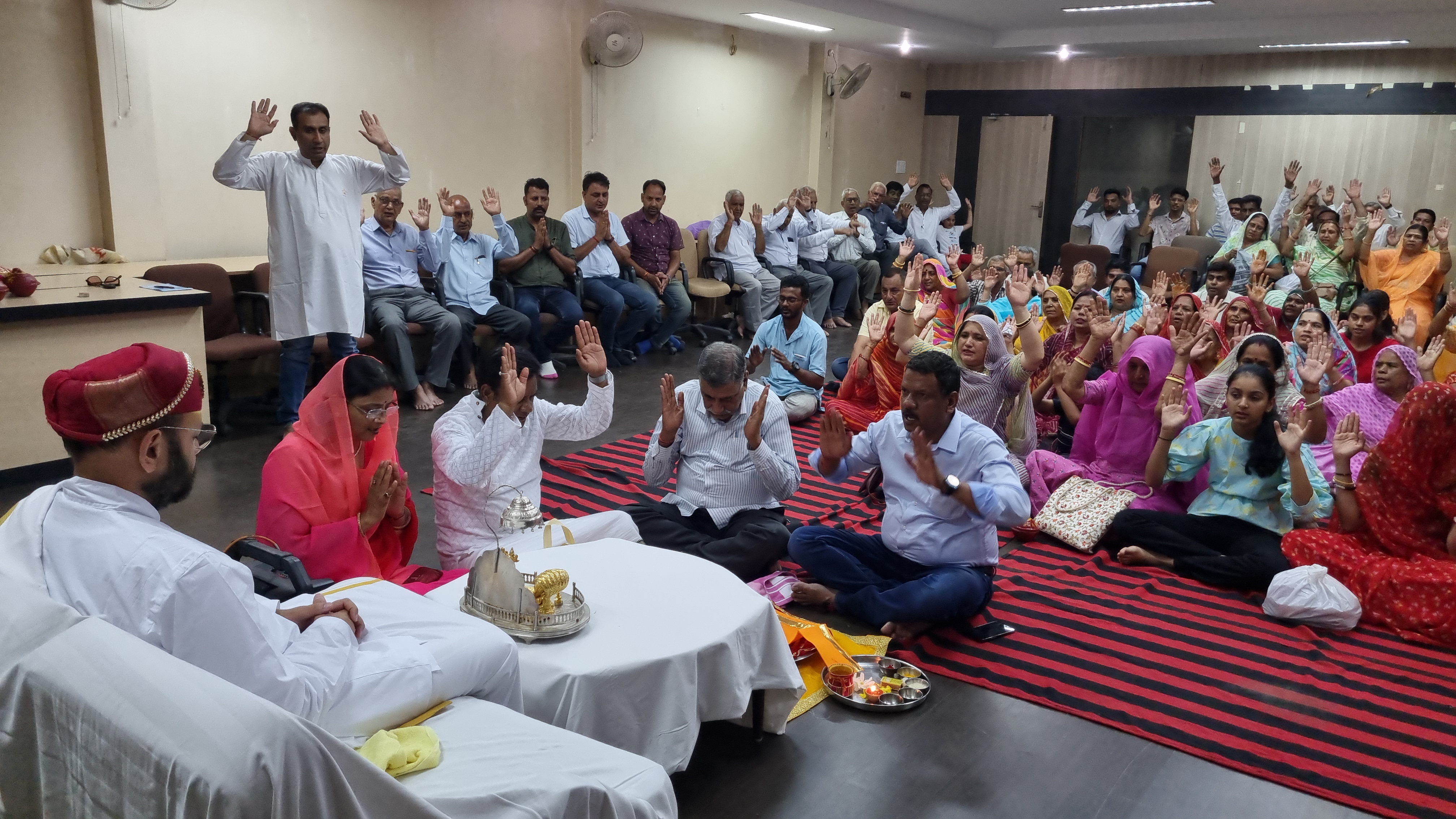 Sant Lokeshanand Maharaj Blesses Devotees"