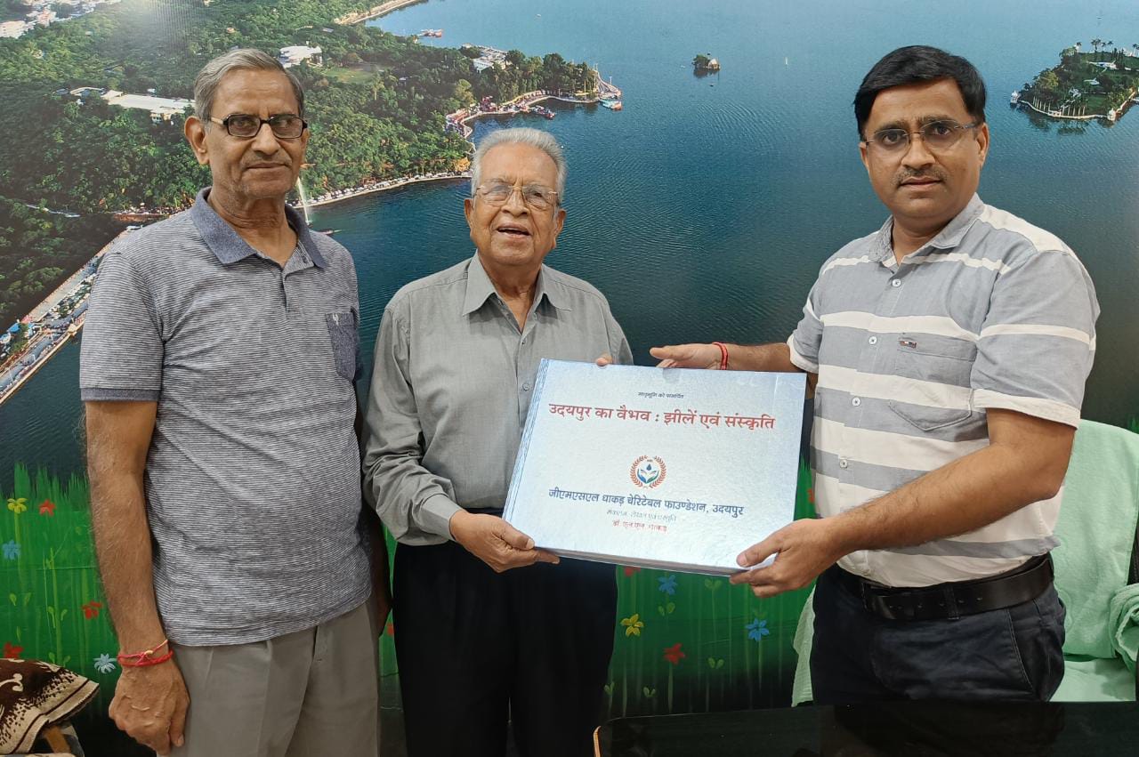  Writer Dr. LL Dhakad presents the book 'Udaipur's Glory: Lakes and Culture'