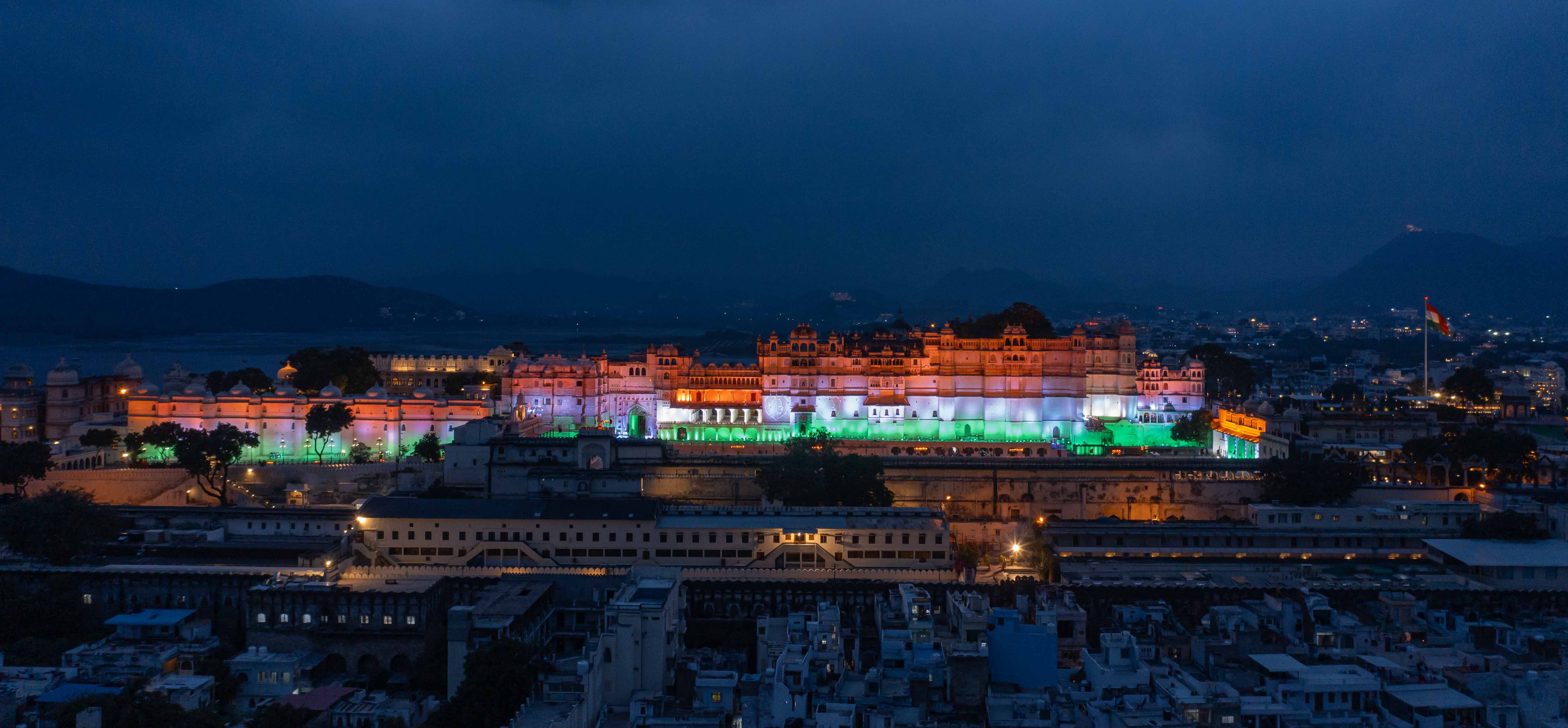 ७७वें स्वतंत्रता दिवस पर तिरंगे प्रकाश से जगमग उदयपुर राजमहल