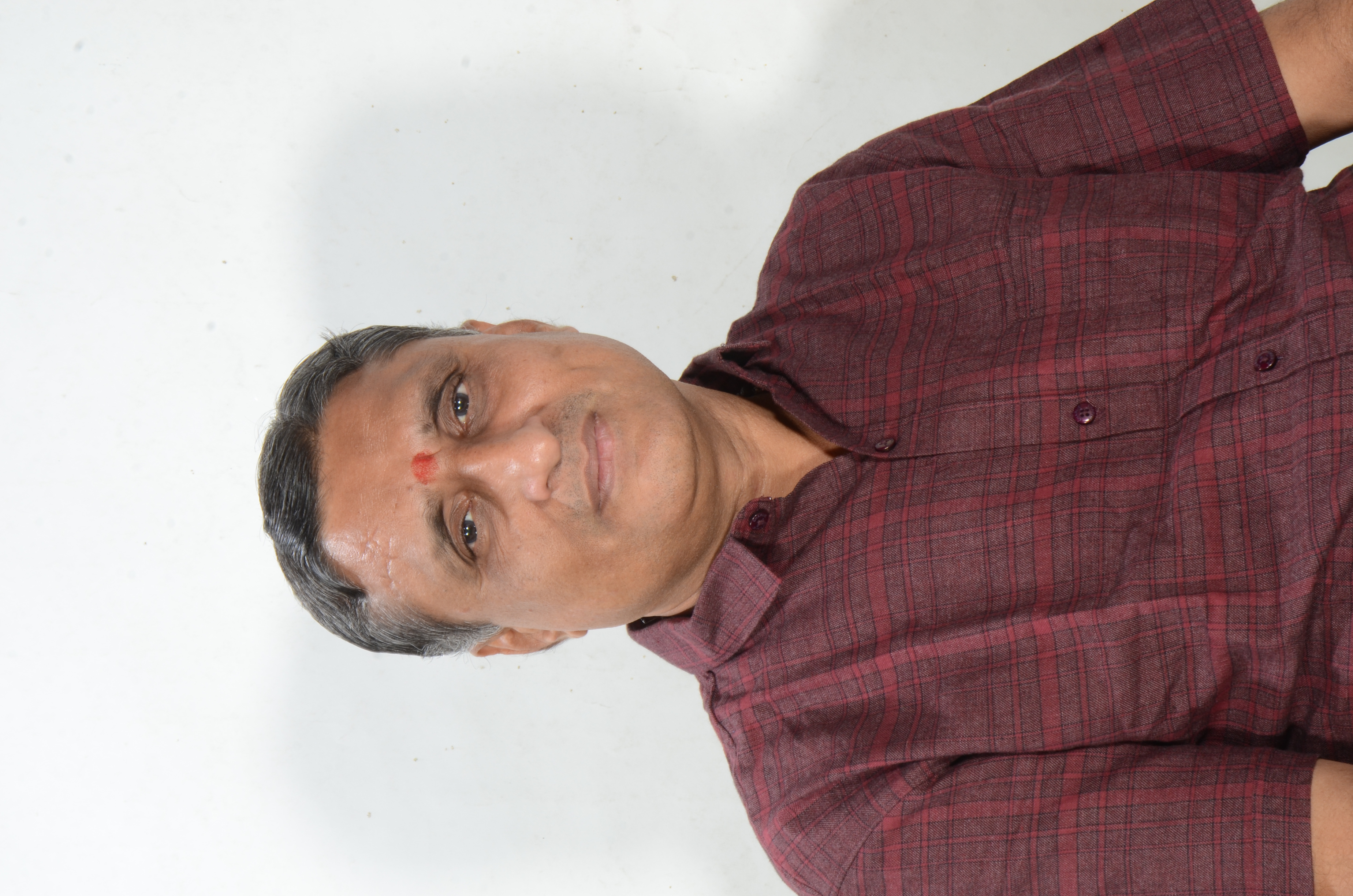 मुर्दाल मनहूसों का साया, हर तरफ अपना-पराया
