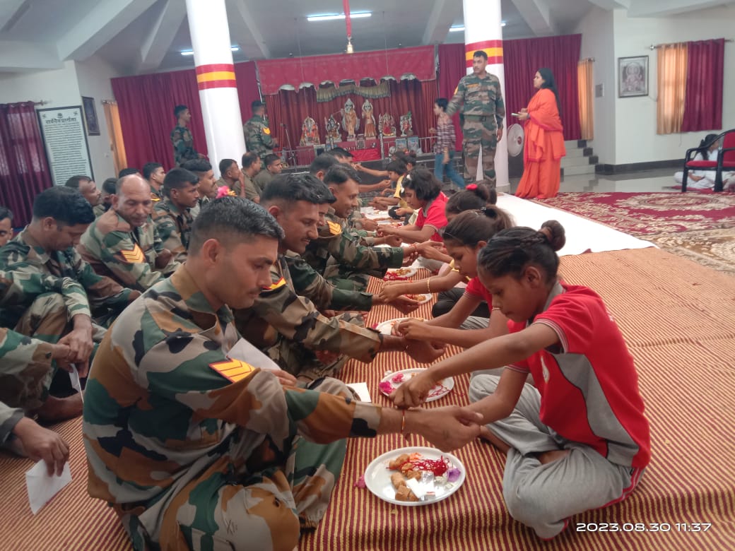 फौजी भाइयों की कलाइयों पर सजी वात्सल्य बेटियों की राखियां