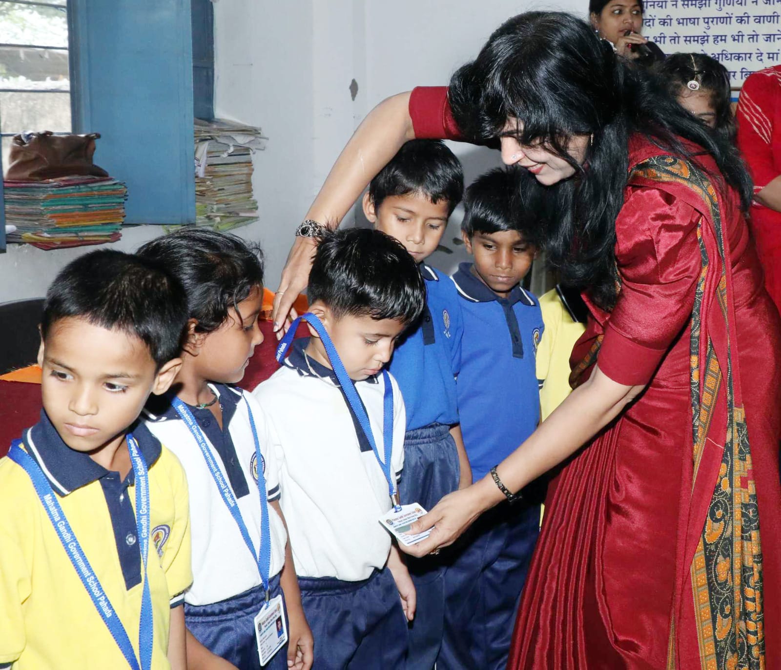 राजकीय पहाड़ा स्कूल के 350 बच्चों को नारायण सेवा संस्थान ने दिए आईडी कार्ड और बेल्ट