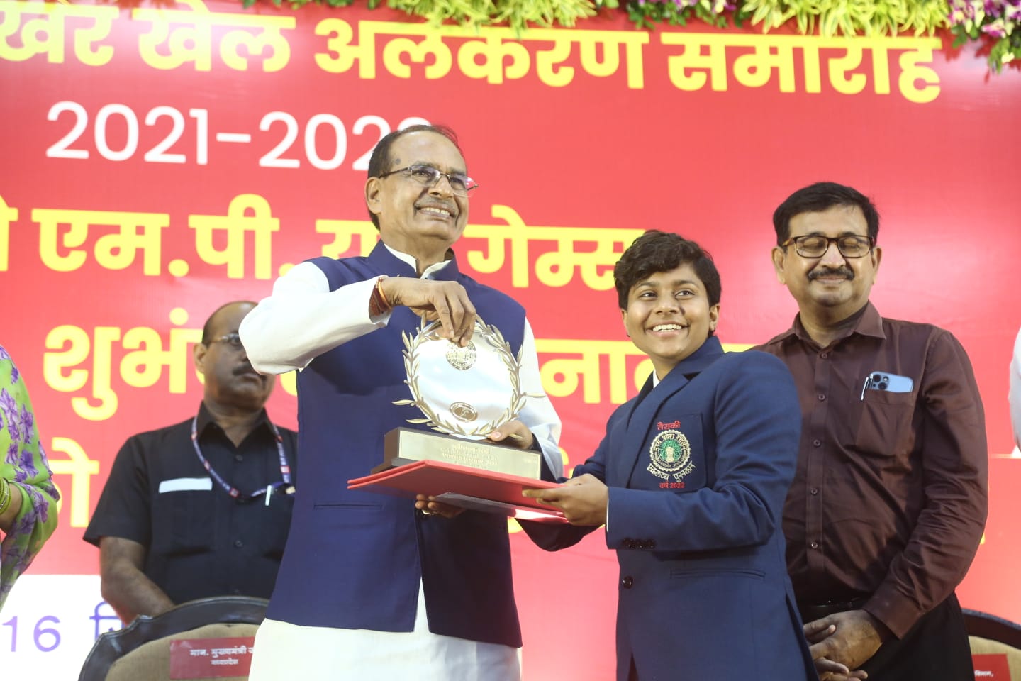 डाइवर पलक शर्मा को मुख्यमंत्री शिवराज सिंह चौहान के हाथों मिला मध्यप्रदेश एकलव्य अवॉर्ड 