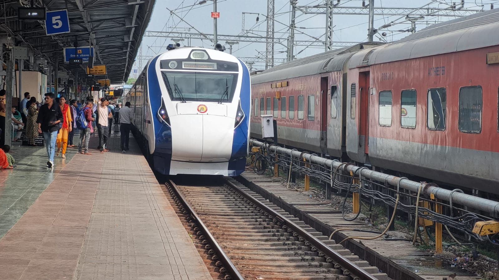 नई वंदे भारत ट्रेन के रेक में विभिन्न तरह के सुधार कर यात्रियों को बेहतर और सुविधाजनक यात्रा के लिए रेलवे की प्रतिबद्धता