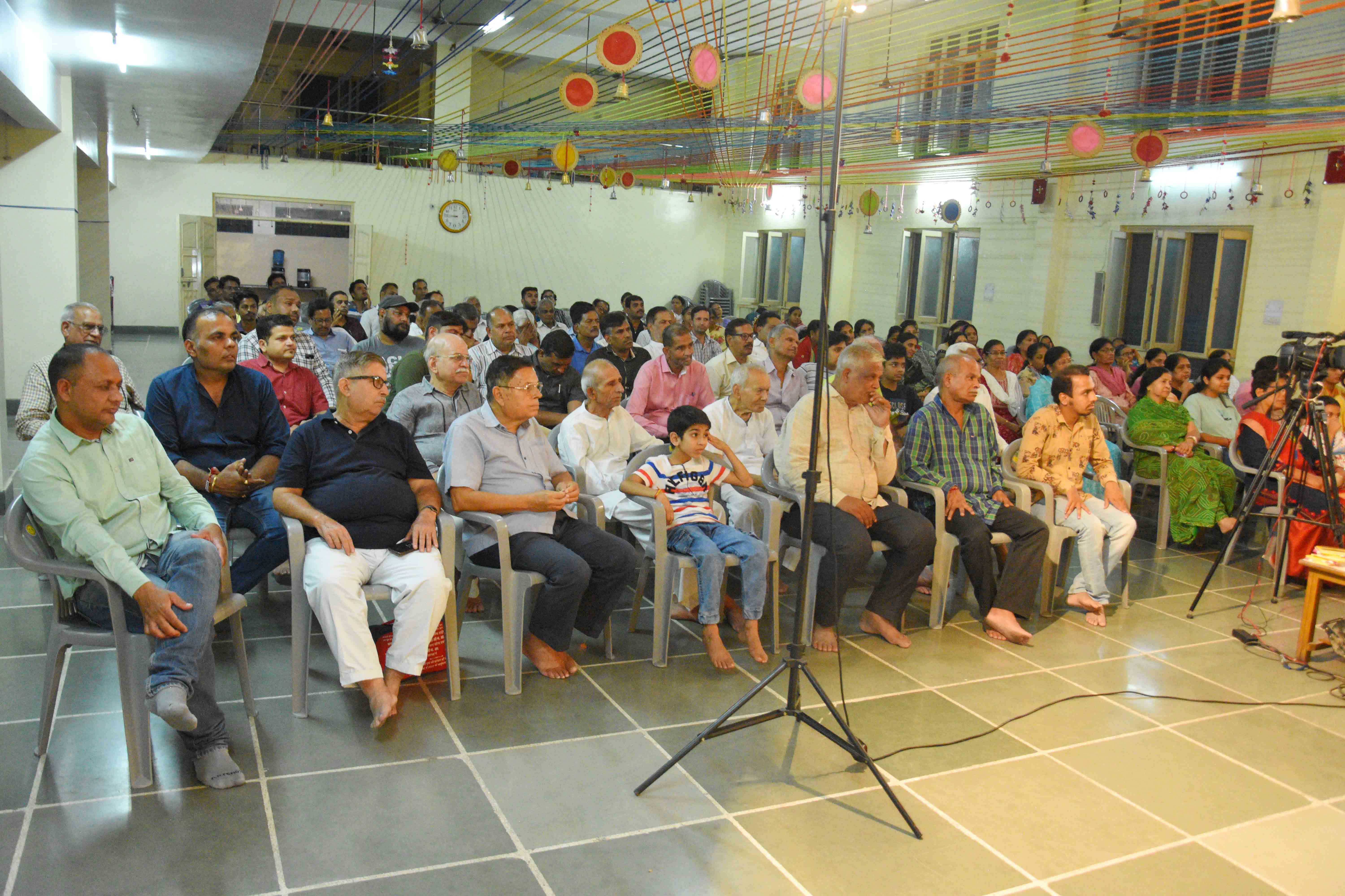 मोबाइल में घंटों चौटिंग करके अपने पांव पर कुल्हाड़ी न चलाएं - राष्ट्रसंत श्री ललितप्रभ जी