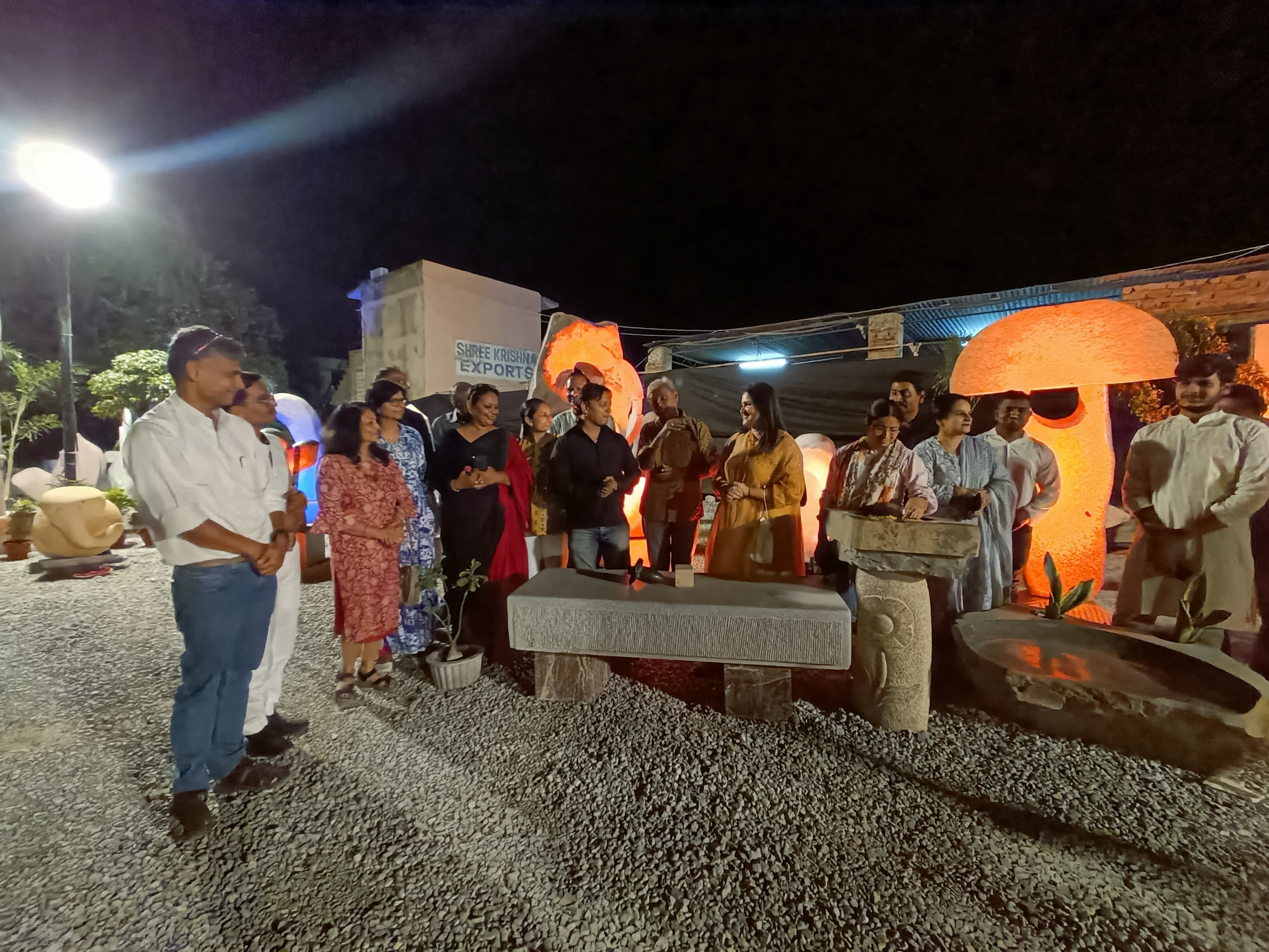 सुखेर में प्रस्तर कलाकृतियों को देख अभिभूत हुए दर्शक