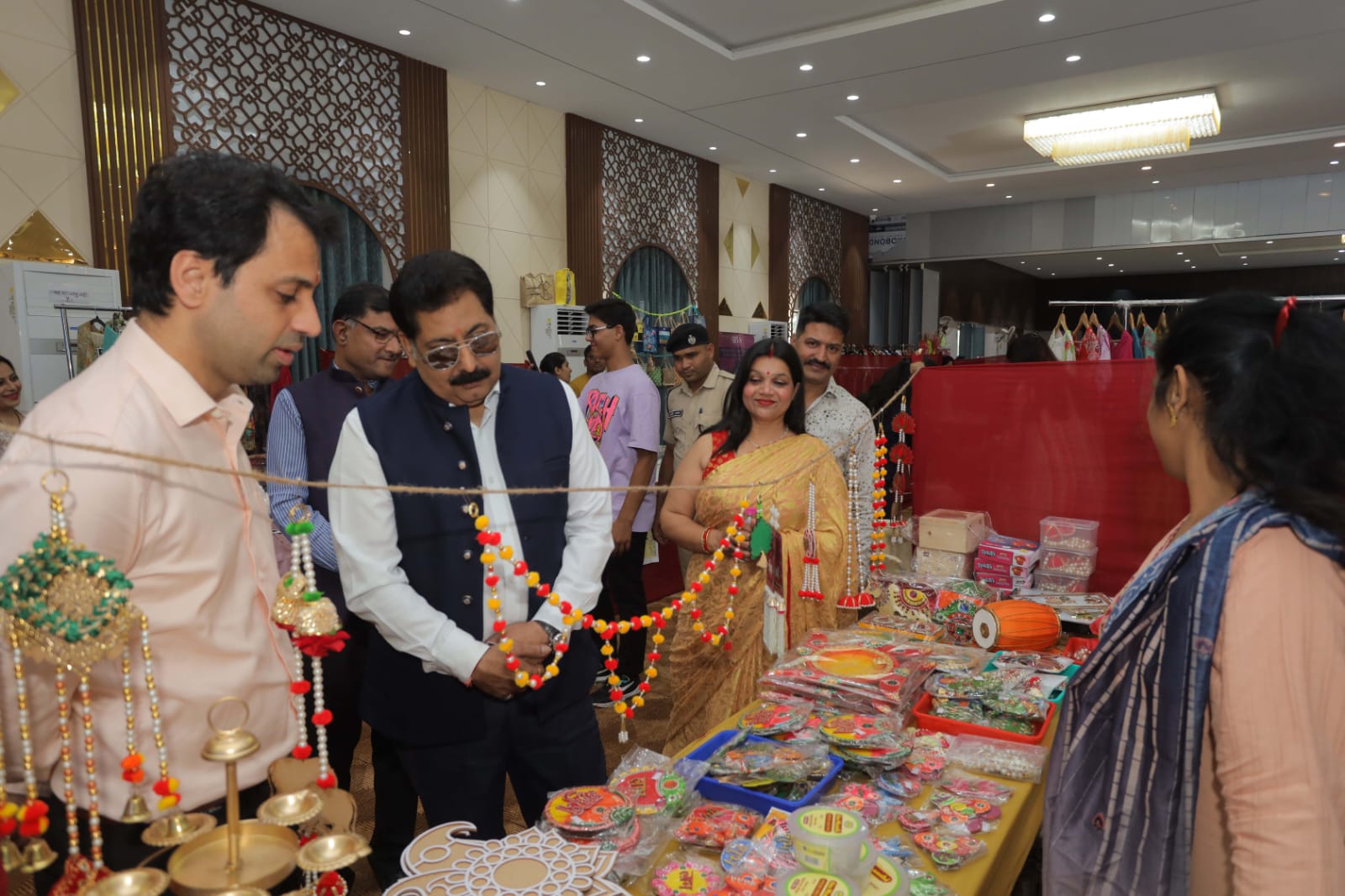 तीन दिवसीय पैराहन एग्जीबिशन शुरू