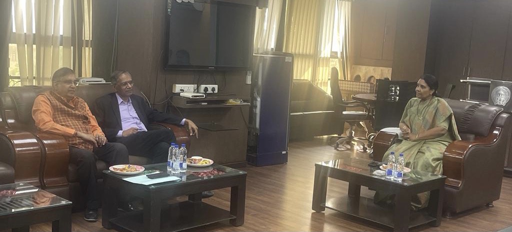 Former California Water Commissioner Ashok Bhatt Meets Ahmedabad Municipal Mayor for Discussions on Smart City Initiatives