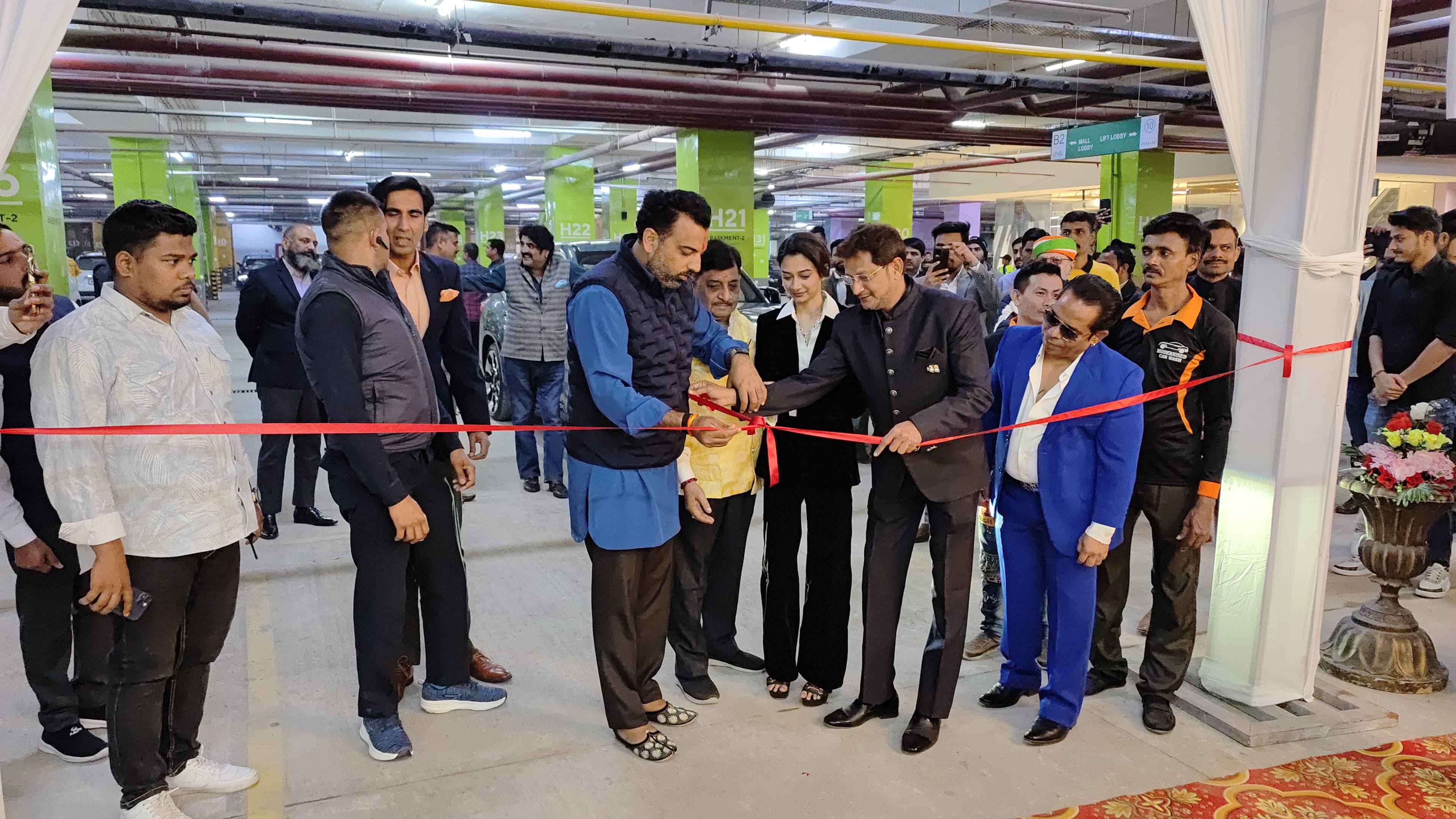 अर्बन स्क्वायर मॉल में गणतंत्र दिवस के अवसर पर मॉर्डनाइज़्ड कार केयर स्पा का उद्घाटन