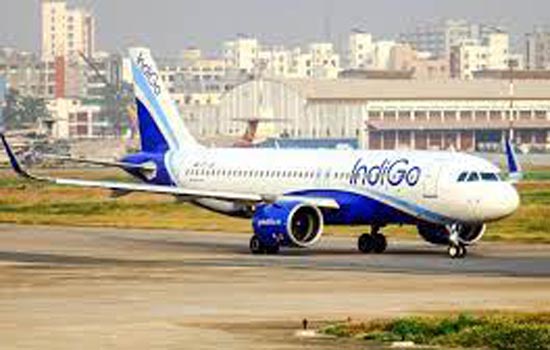 दिल्ली हवाई अड्डे पर इंडिगो का विमान टैक्सीवे से आगे बढ़ा