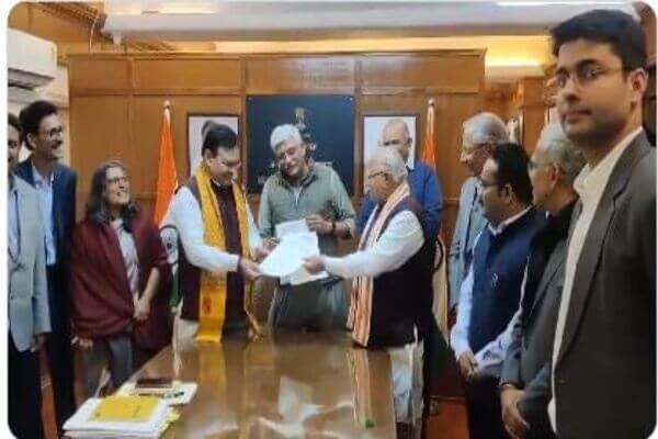 मुख्य सूचना आयुक्त डॉ विश्वास मेहता की पुस्तक अति जीवनम (सर्वाइवल) का लोकार्पण