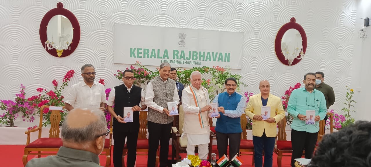 केरल के राज्यपाल डॉ आरिफ मोहम्मद खान द्वारा मुख्य सूचना आयुक्त डॉ विश्वास मेहता की पुस्तक अति जीवनम (सर्वाइवल) का लोकार्पण
