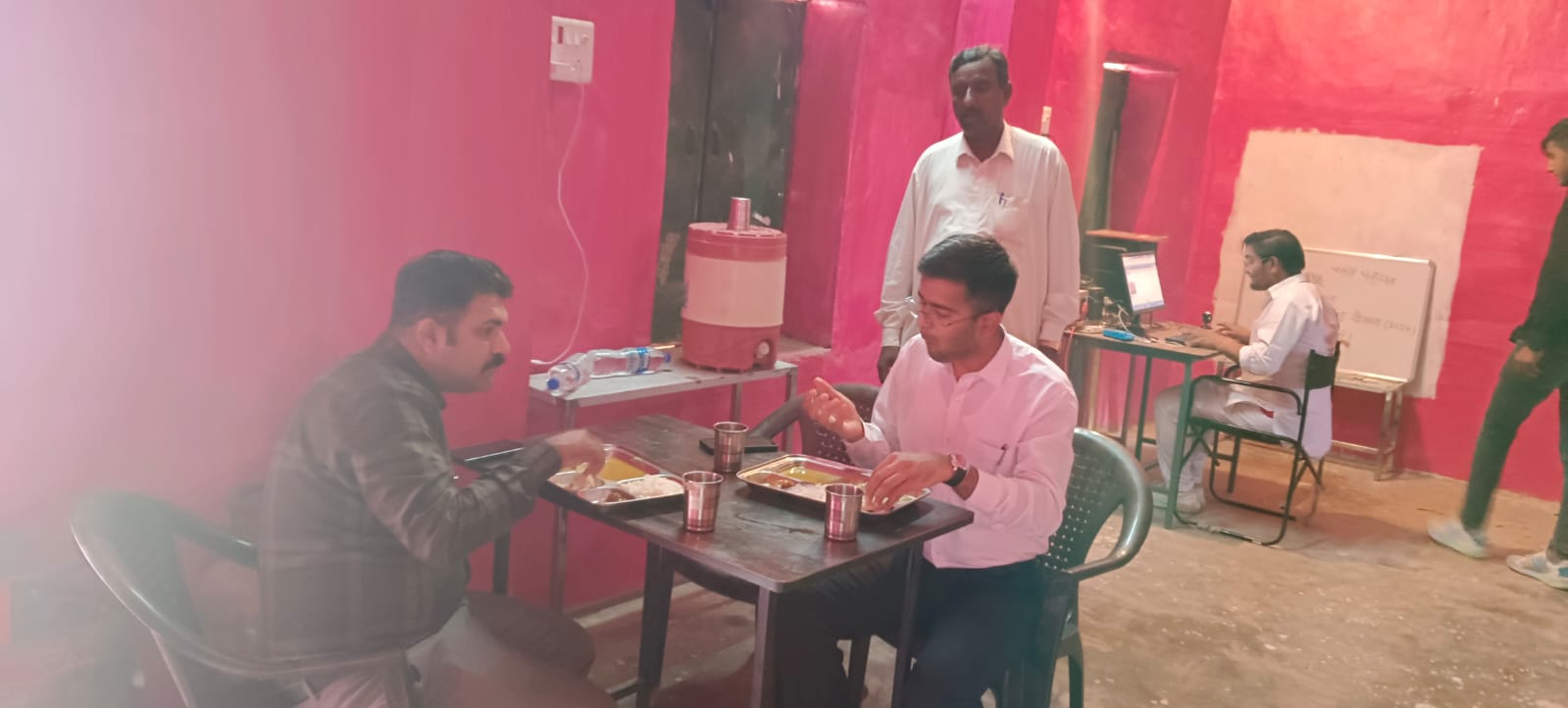 जिला कलक्टर ने फतेहगढ में श्री अन्नपूर्णा रसोई में टोकन कटवा कर किया भोजन