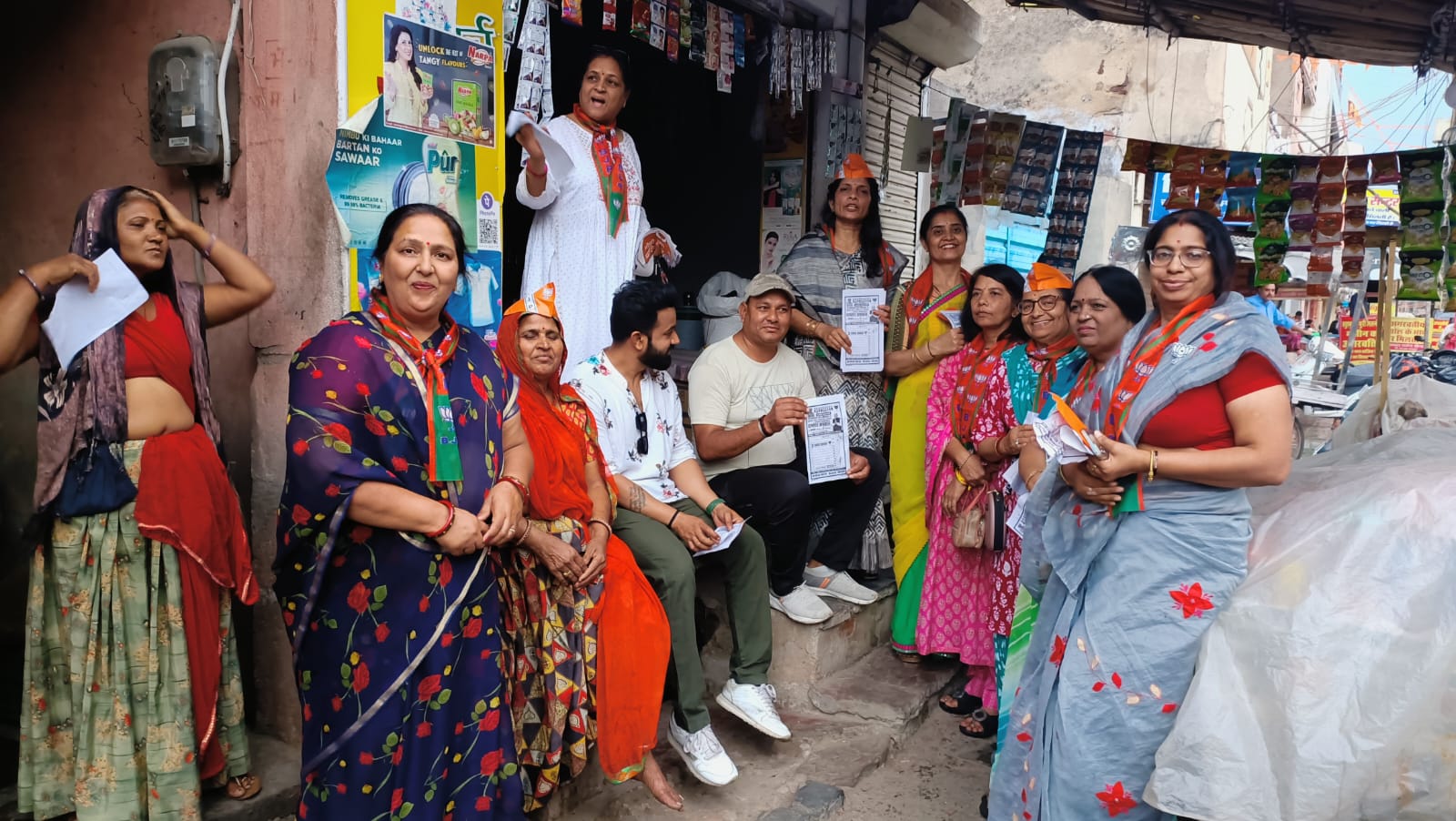 भाजपा के समर्थन में महिला मोर्चा ने किया जनसंपर्क