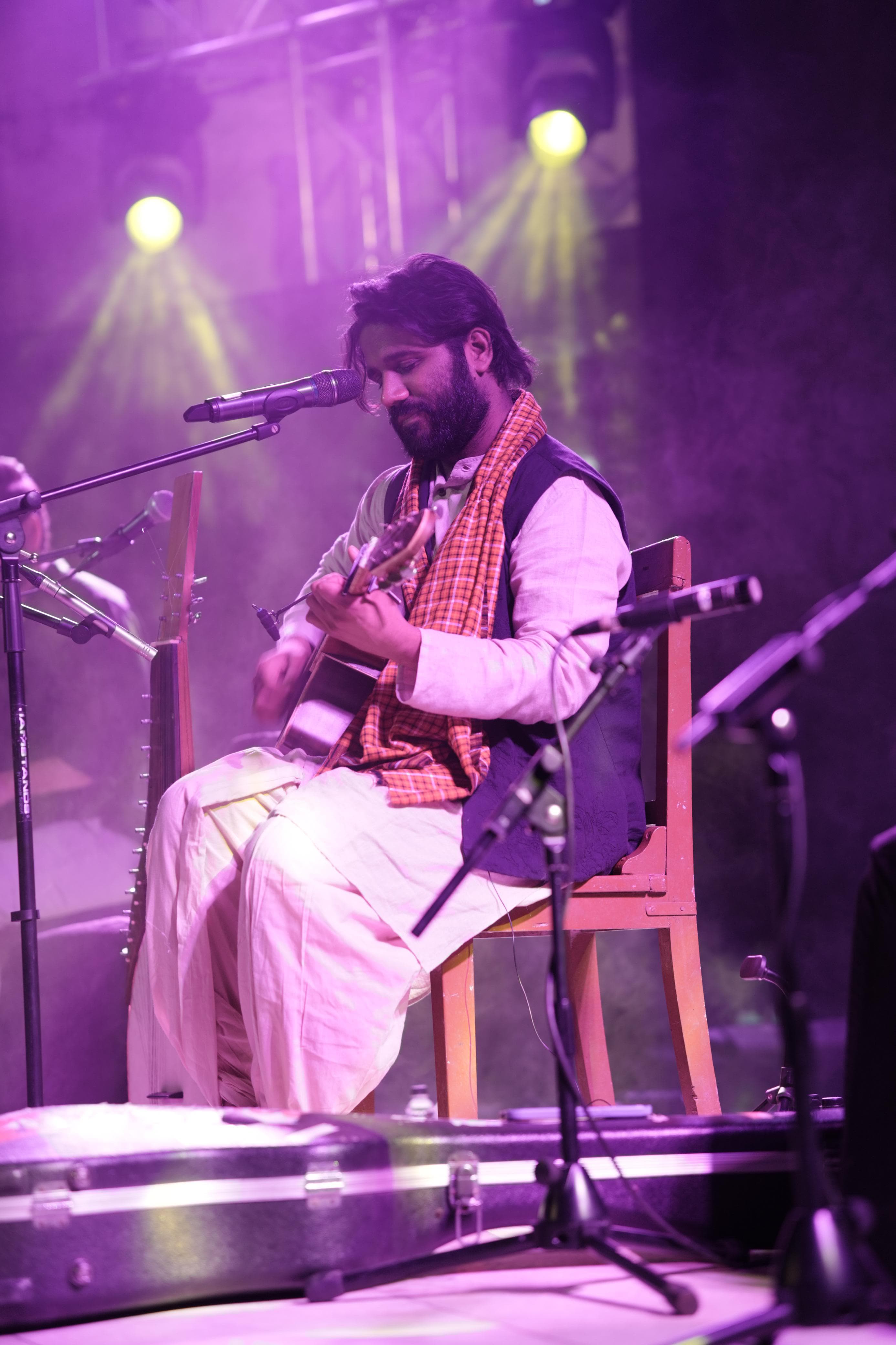 Kavish Seth mesmerizes audience with poetry and songs