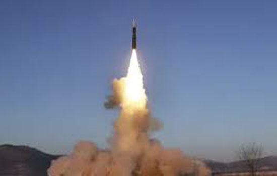 उत्तर कोरिया ने समुद्र में दागी बैलिस्टिक मिसाइल