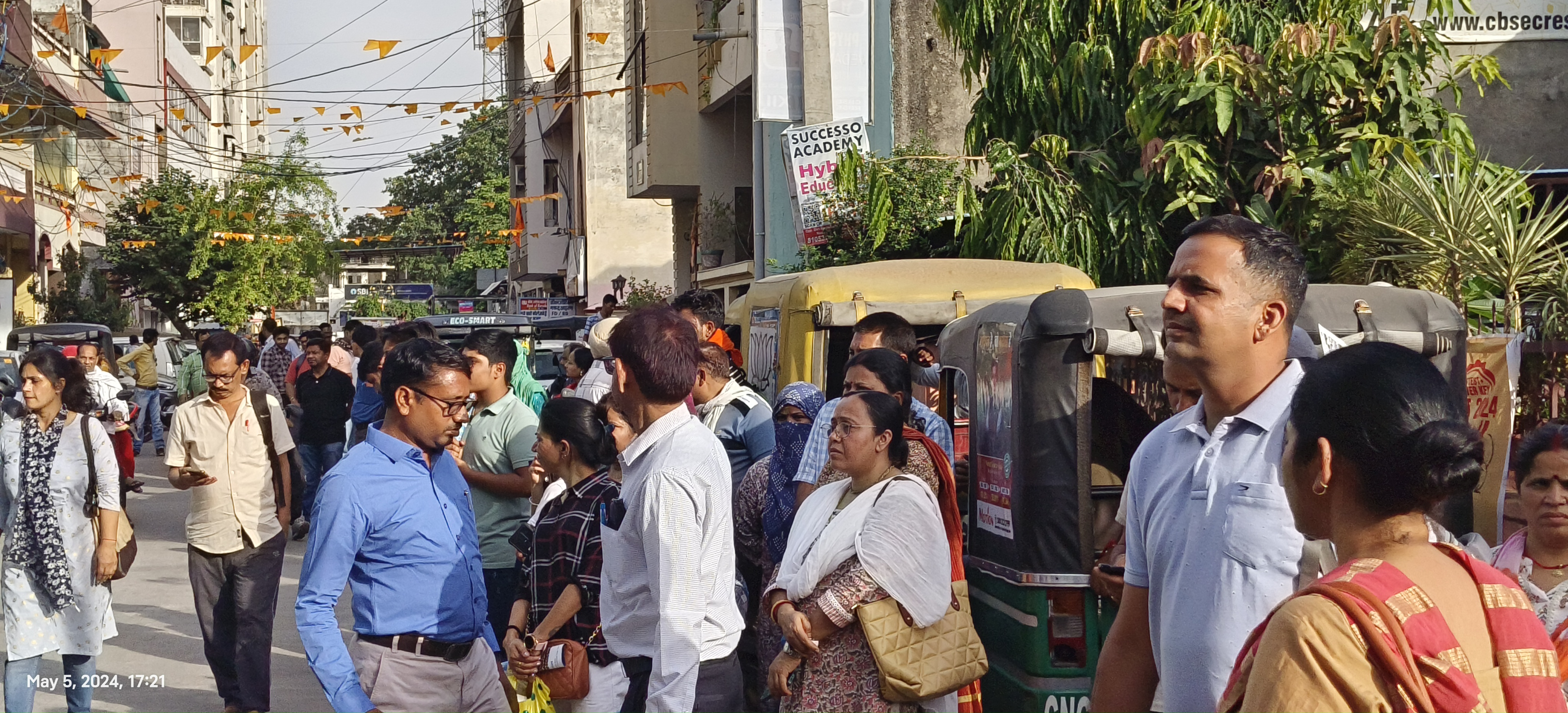  A female constable misbehaved with the relatives of the children who came to take the NEET exam. 