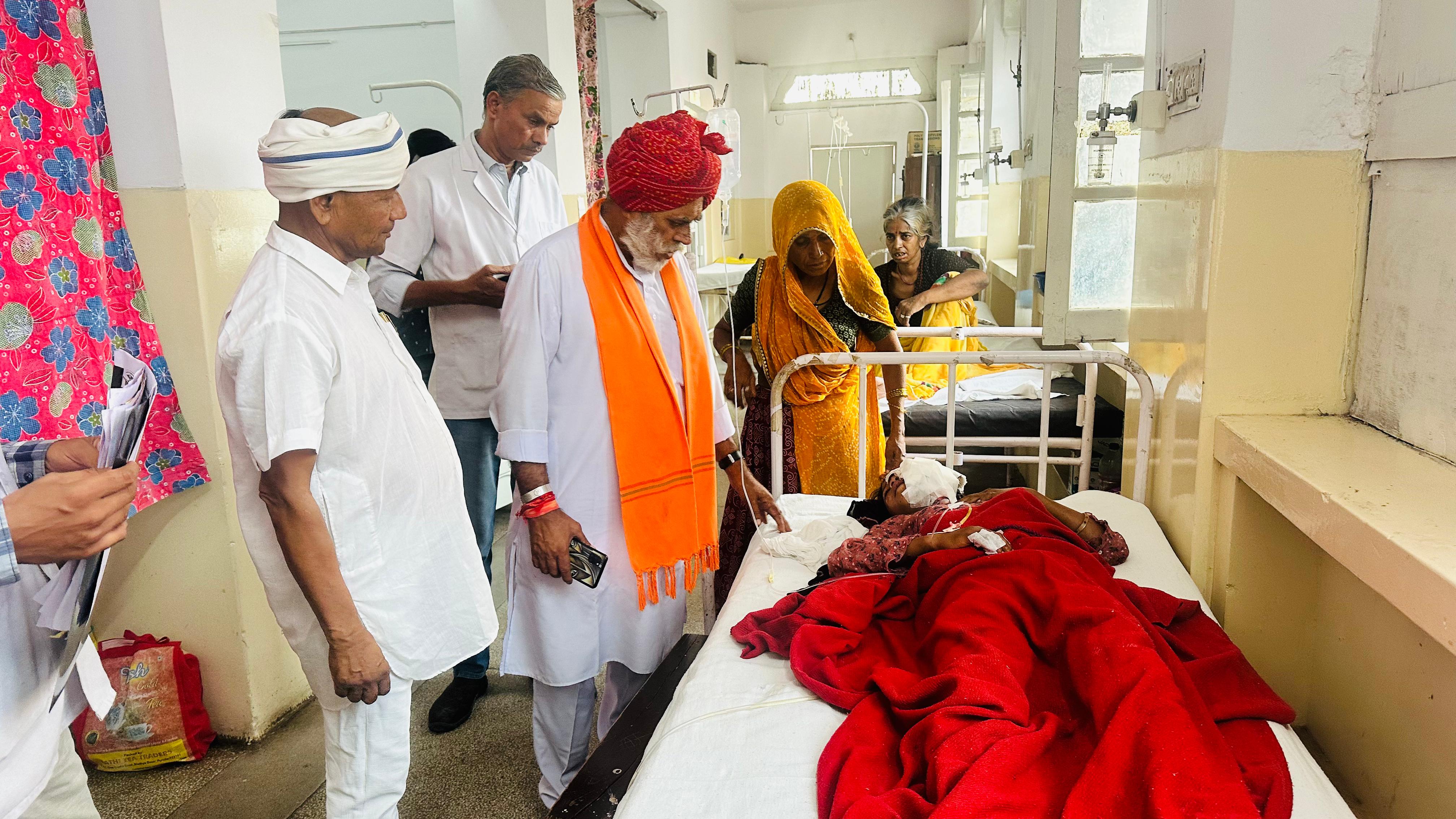 पैंथर से घायल युवती एवं करंट लगने से बुरी तरह झुलसे अस्पताल में भर्ती ग्रामीण से मिलने पहुंचे ग्रामीण विधायक फूल सिंह मीणा