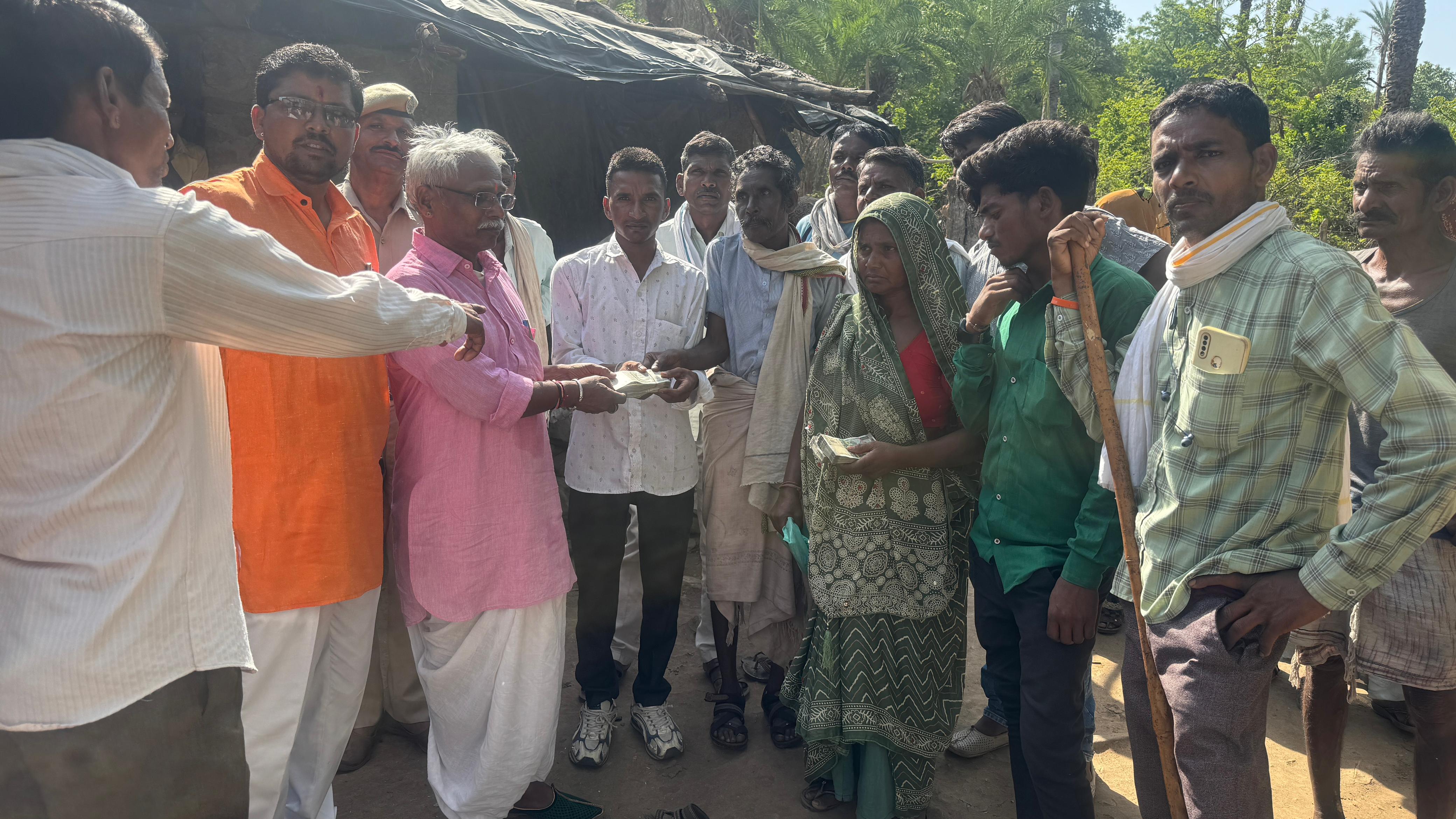 ### # कोटड़ा में फूड पॉइजनिंग : मृतकों के घर पहुंचे जनजाति क्षेत्रीय विकास मंत्री खराड़ी