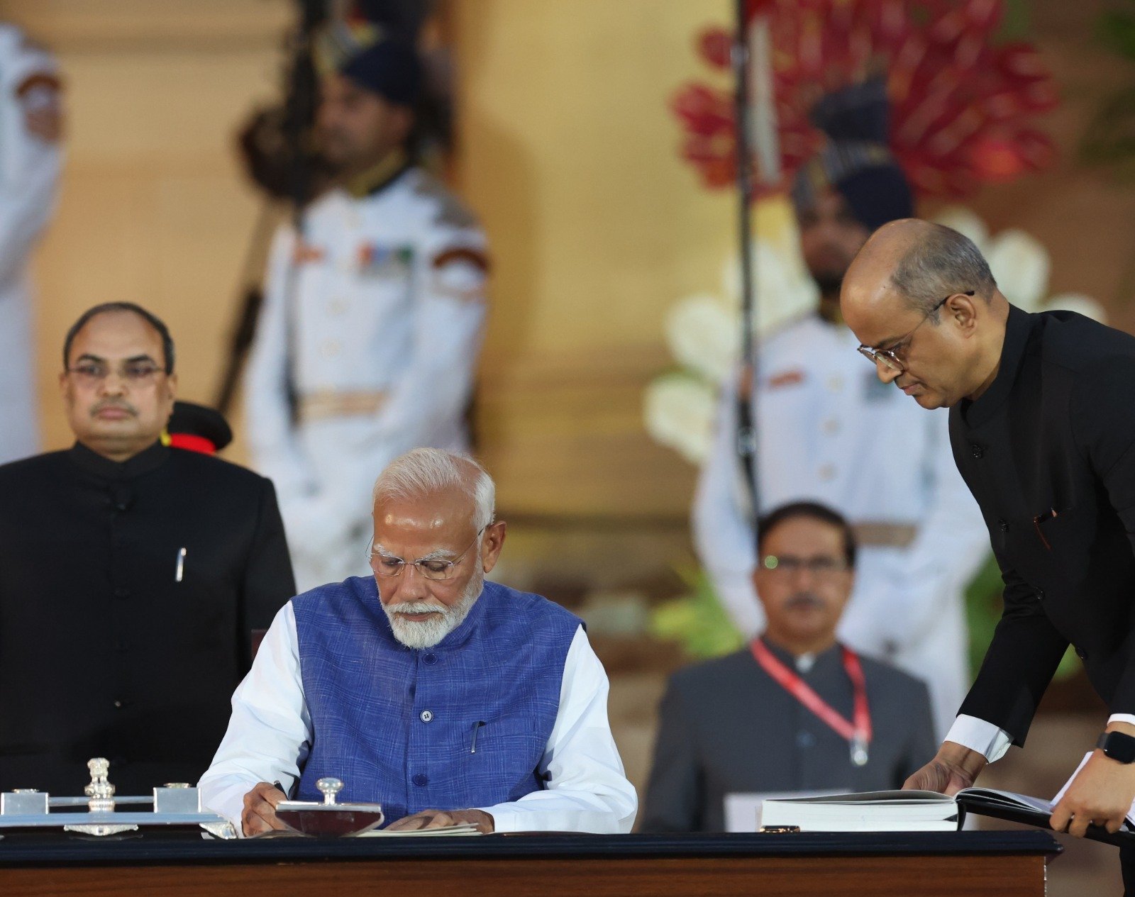 प्रधानमत्री के रुप में लगातार तीसरी बार शपथ लेकर नरेंद्र मोदी ने रचा इतिहास 