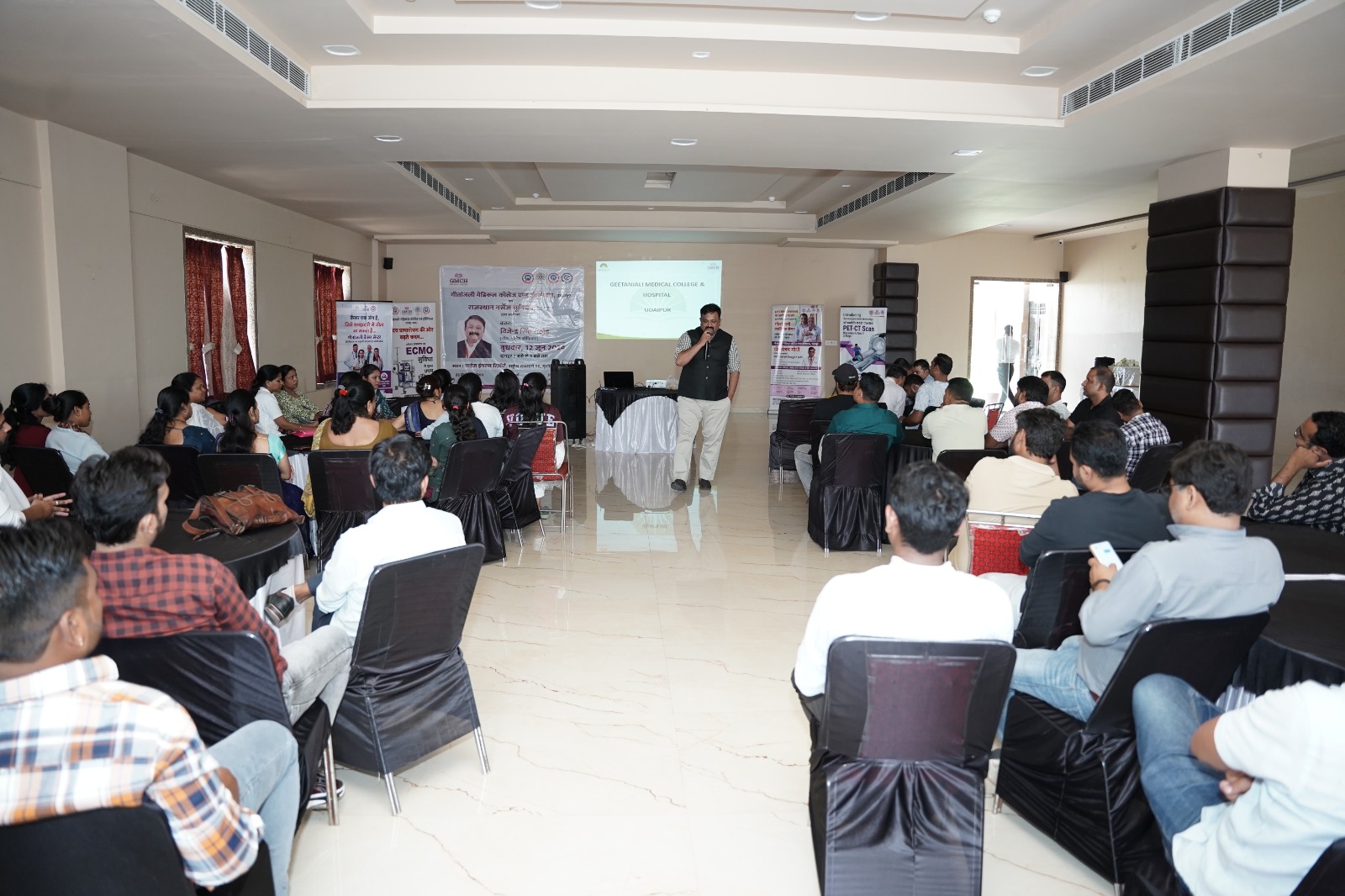 GMCH :चीफ नर्सिंग ऑफिसर श्री विजेंद्र सिंह राठौड़ ने नाथद्वारा के नर्सिंग स्टाफ को किया संबोधित