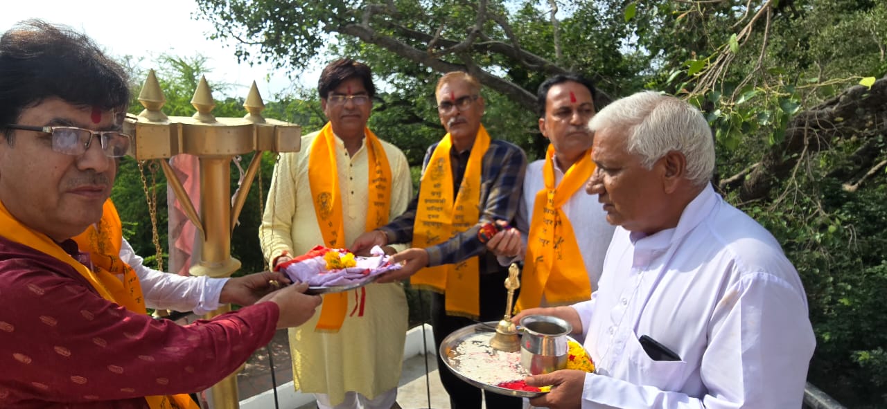 श्री प्रभु श्याम की मन्दिर के पाटोत्सव पर नई ध्वजा धारण कराई