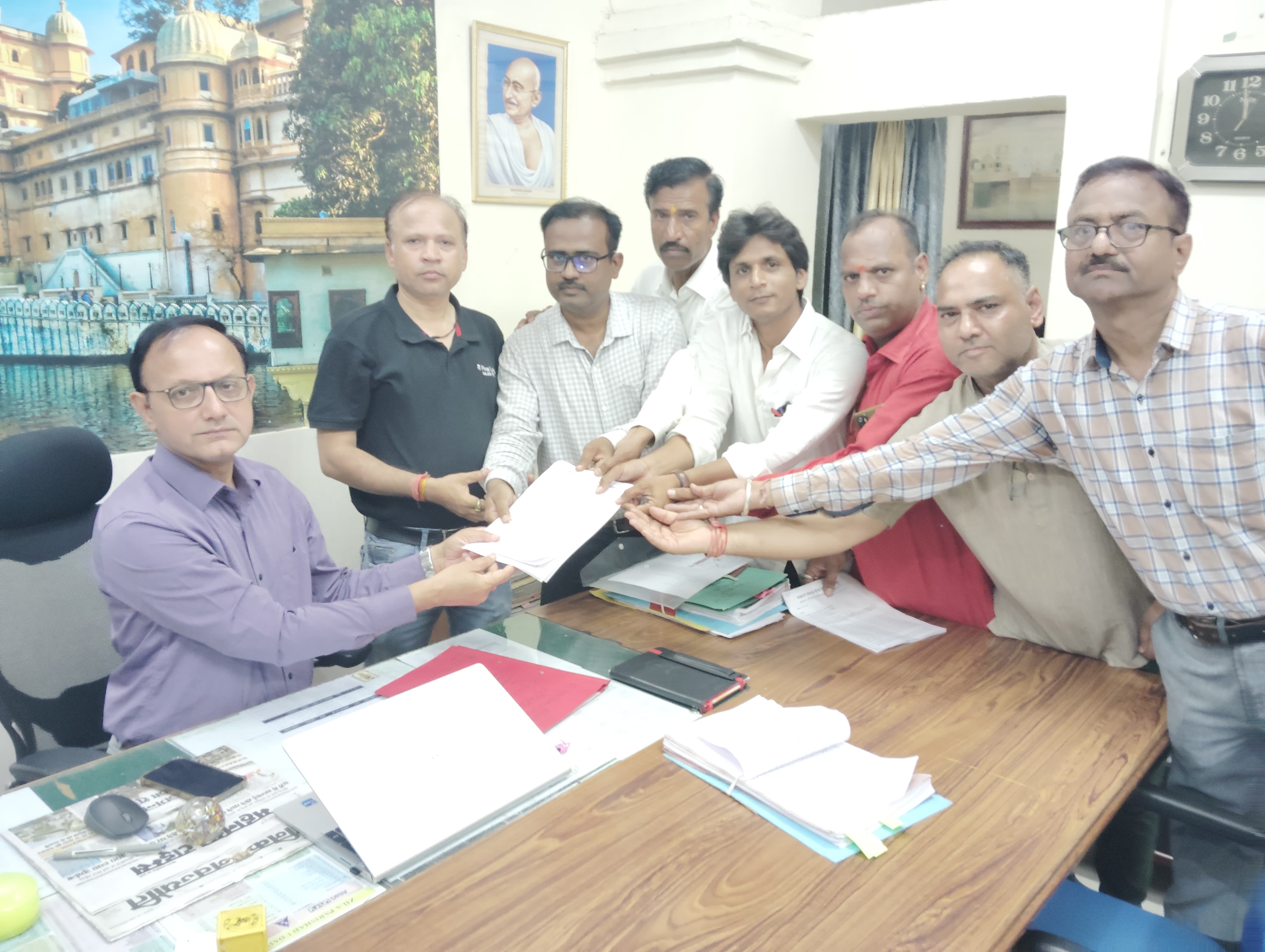 जाति के दुरुपयोग को लेकर लखारा समाज ने सौंपा ज्ञापन