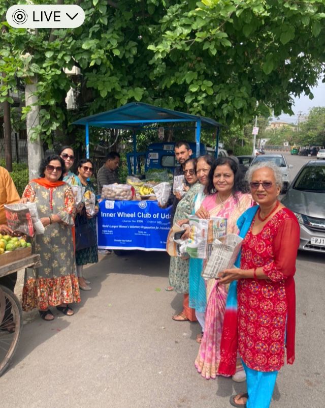  पेपर डे पर कागज की थैलियां का वितरण