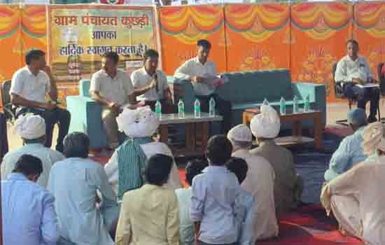 प्रशासनिक अधिकारियों ने ग्रामीणॉंचलों में की रात्रि चौपाल सुनी ग्रामीणों की परिवेदनाएॅं