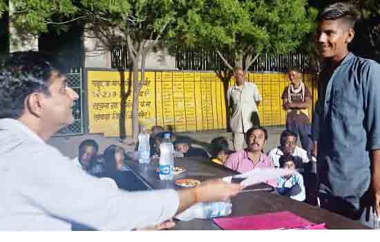 प्रशासनिक अधिकारियों ने ग्रामीणॉंचलों में की रात्रि चौपाल सुनी ग्रामीणों की परिवेदनाएॅं