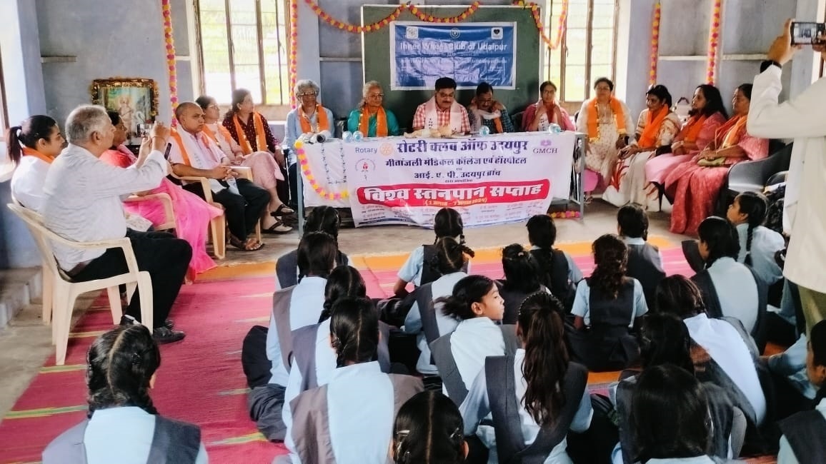 जुड़वा बच्चों को मातायें एक साथ स्तनपान करवायंे