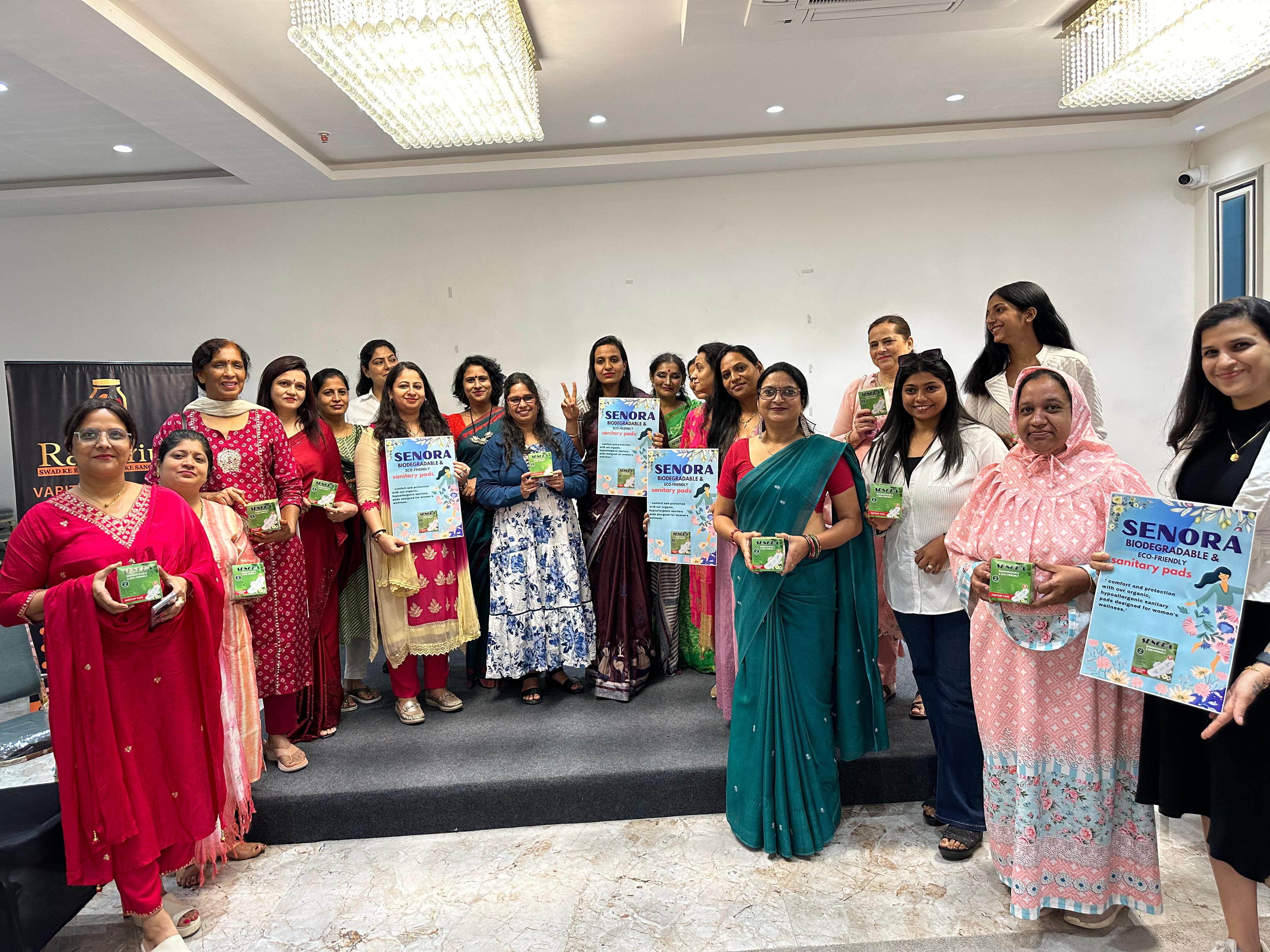 वूमन बिजनस सर्कल की मासिक बैठक में सेनोरा बायोडिग्रेडेबल सैनिटरी पैड का पोस्टर विमोचन