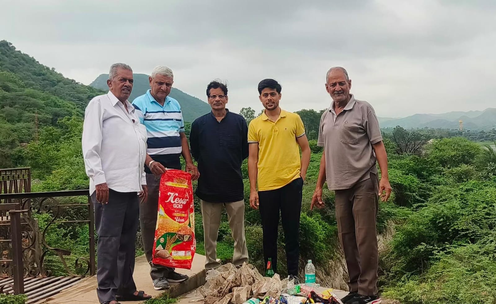 जल स्रोतों पर पिकनिक :  अपना कचरा साथ लेकर लौटें : जल स्रोतों को स्वच्छ रखें 
