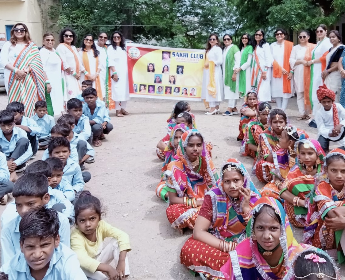सखी क्लब मित्रवा सोसाइटी ने स्कूली बालिका के साथ मिल कर किया ध्वजारोहण कार्यक्रम