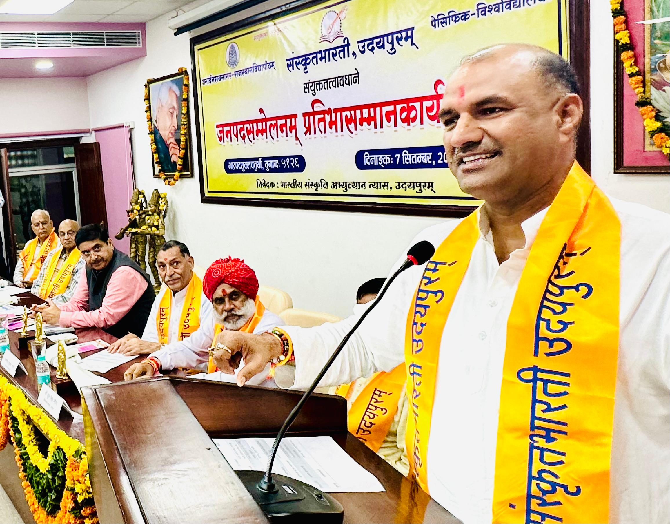 ### संस्कृत श्रेष्ठ, संस्कारिक व देव भाषा है – प्रो. सारंगदेवोत*