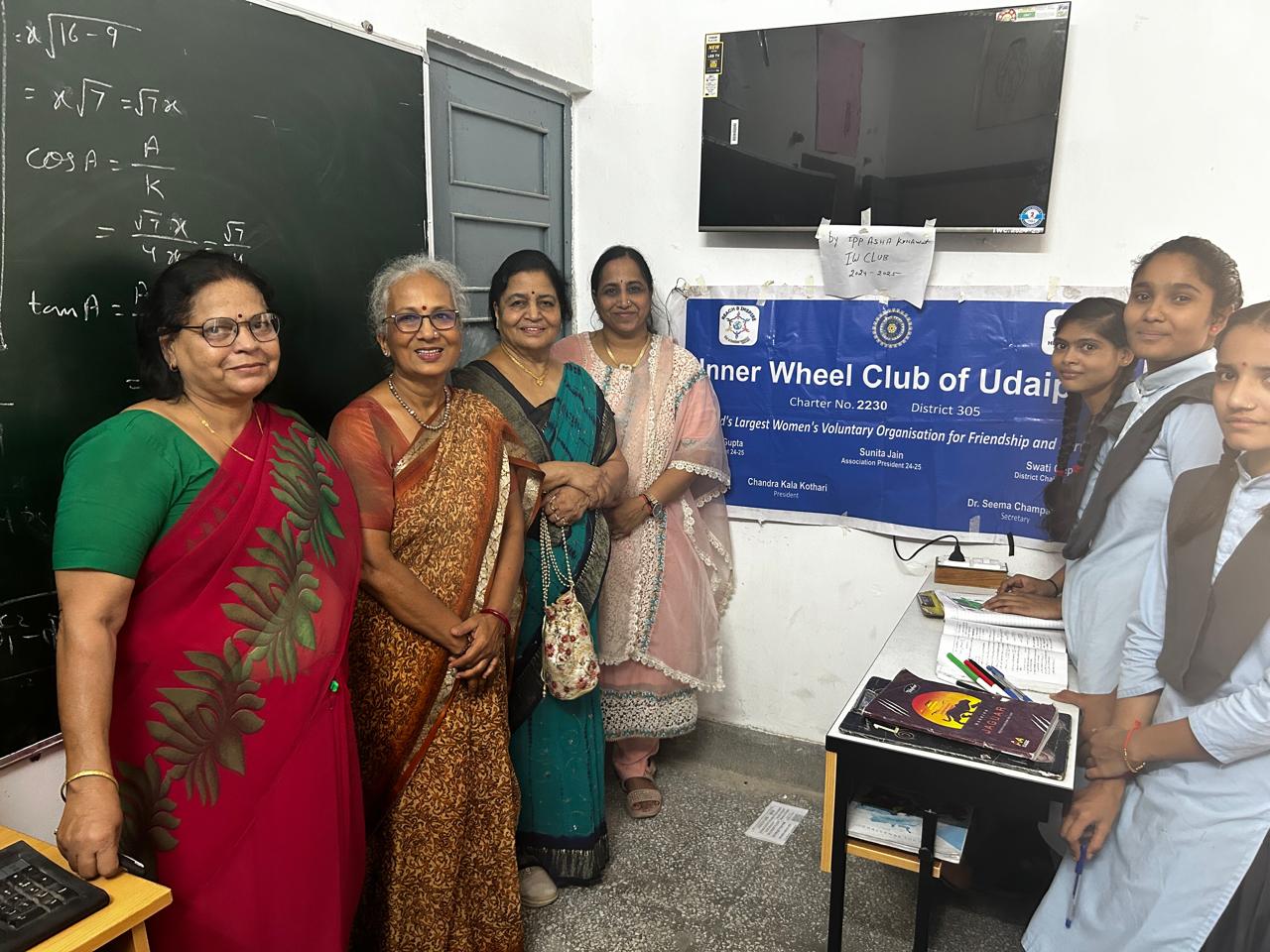 इनरव्हील क्लब उदयपुर ने आशा कुणावत के सहयोग से दो विद्यालयों में भेंट किए टीवी, विद्यार्थियों के खिले चेहरे