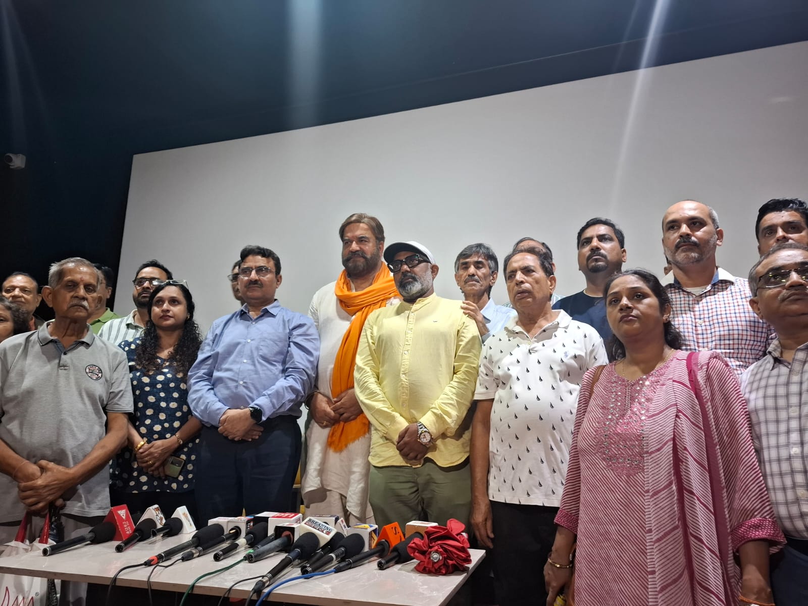 Fraud of Rs 538 crore with 480 home buyers including famous actor Surendra Pal and director Vinod Tiwari