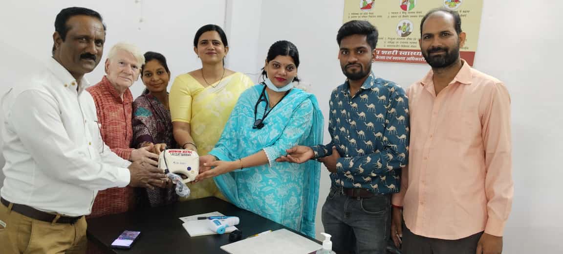 सेवा के लिए बड़े हाथ प्रार्थना करने वाले हाथों से बढ़कर होते हैं 